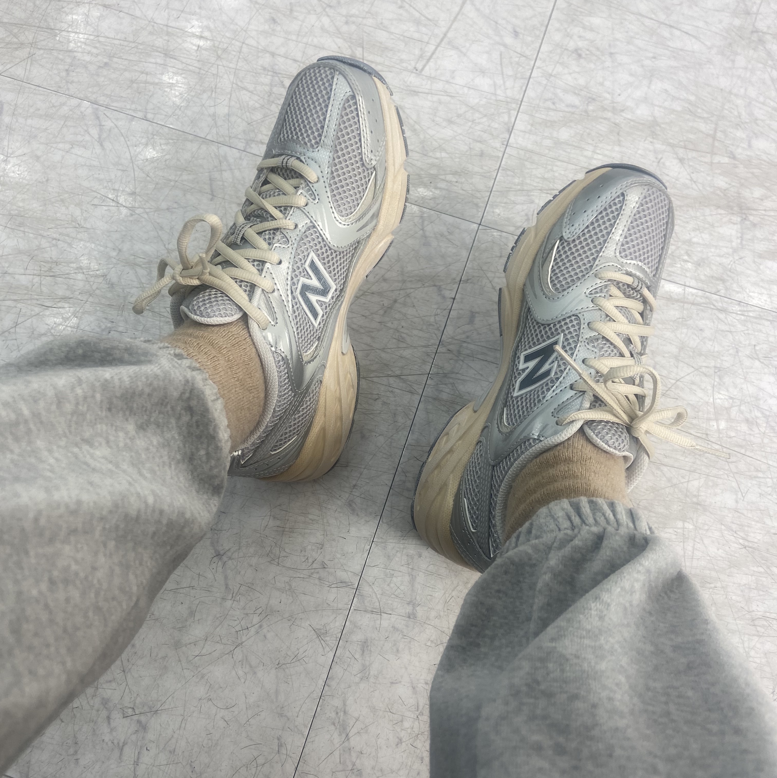 New Balance 530 Vintage Metallic Silver 착용 스타일