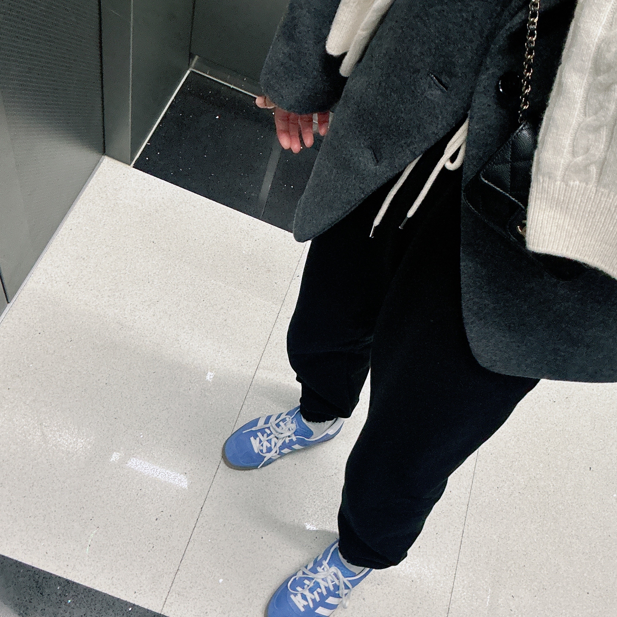 (W) Adidas Gazelle Indoor Blue Fusion Cloud White 착용 스타일 - 1
