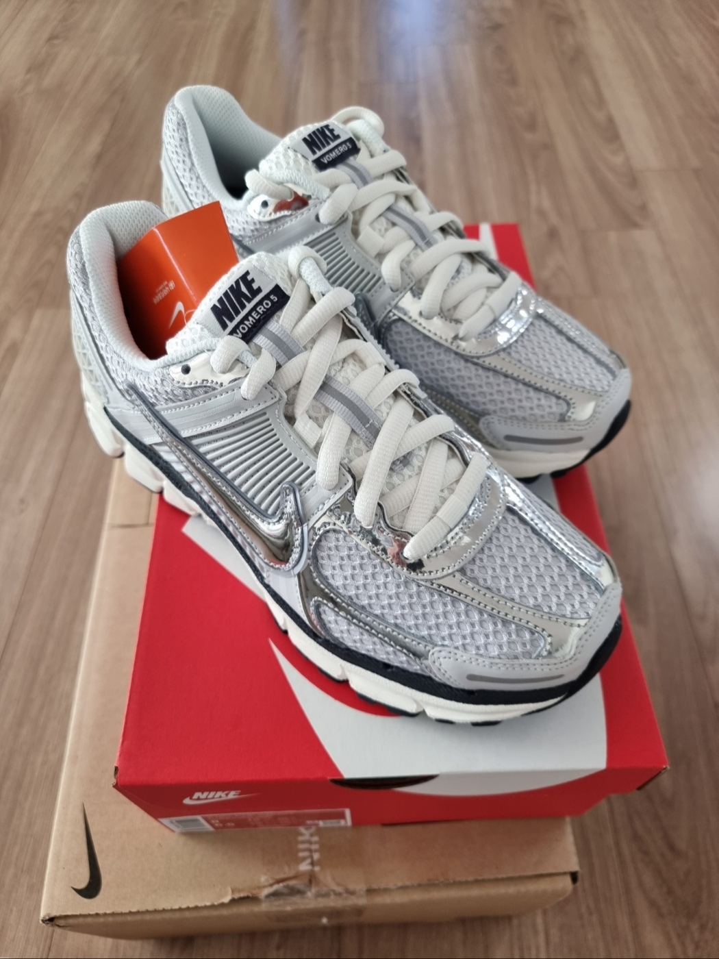 (W) Nike Zoom Vomero 5 Photon Dust and Metallic Silver 착용 스타일 - 3