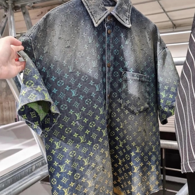 Louis Vuitton Rainbow Monogram Short Sleeved Denim Shirt Indigo, Louis Vuitton LV Trainer Sneakers Monogram Denim Black 착용 스타일