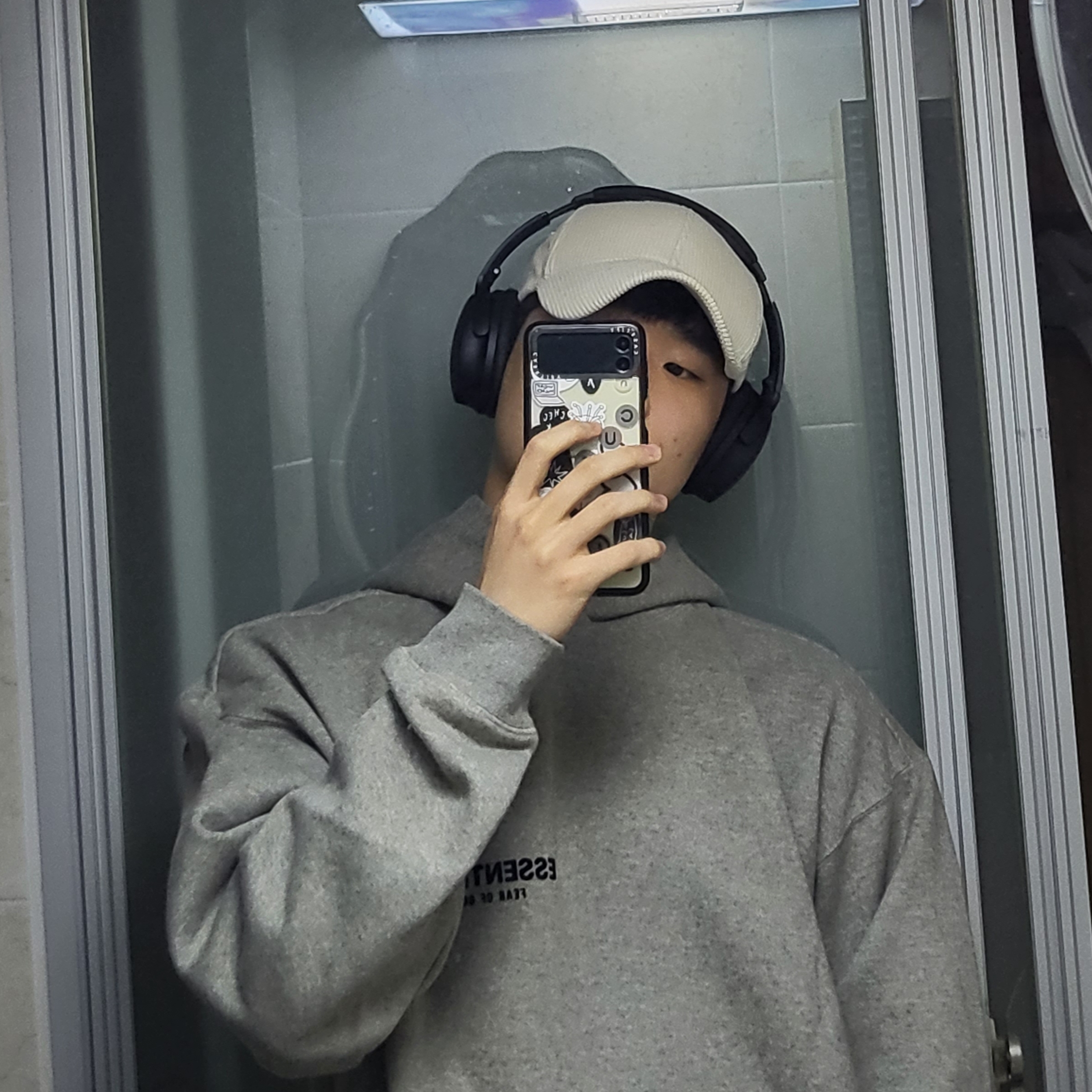 Essentials The Core Collection Hoodie Dark Oatmeal 착용 스타일