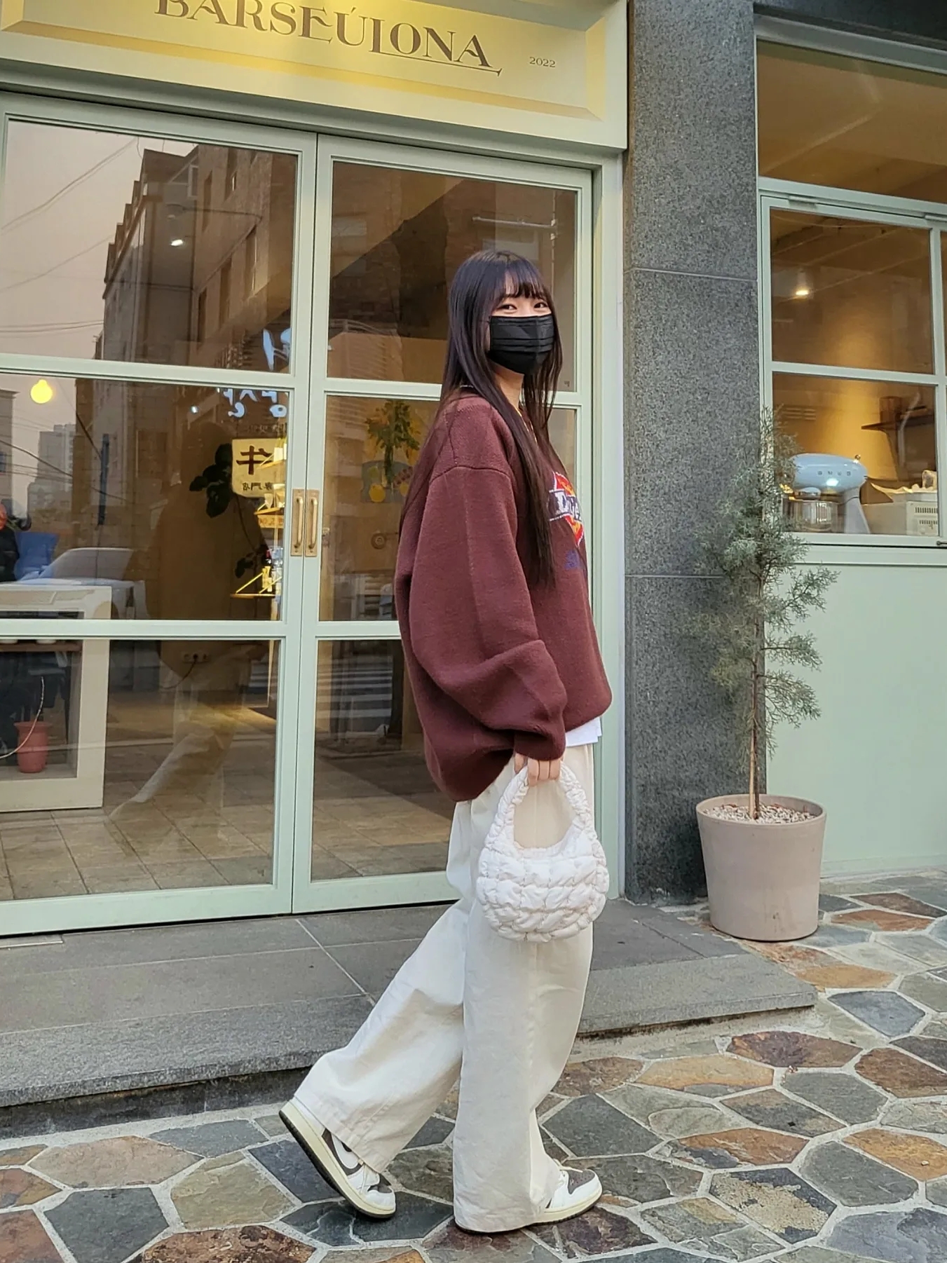 Supreme x Dickies Sweater Brown - 22FW, COS Quilted Micro Bag Off White 착용 스타일 - 2