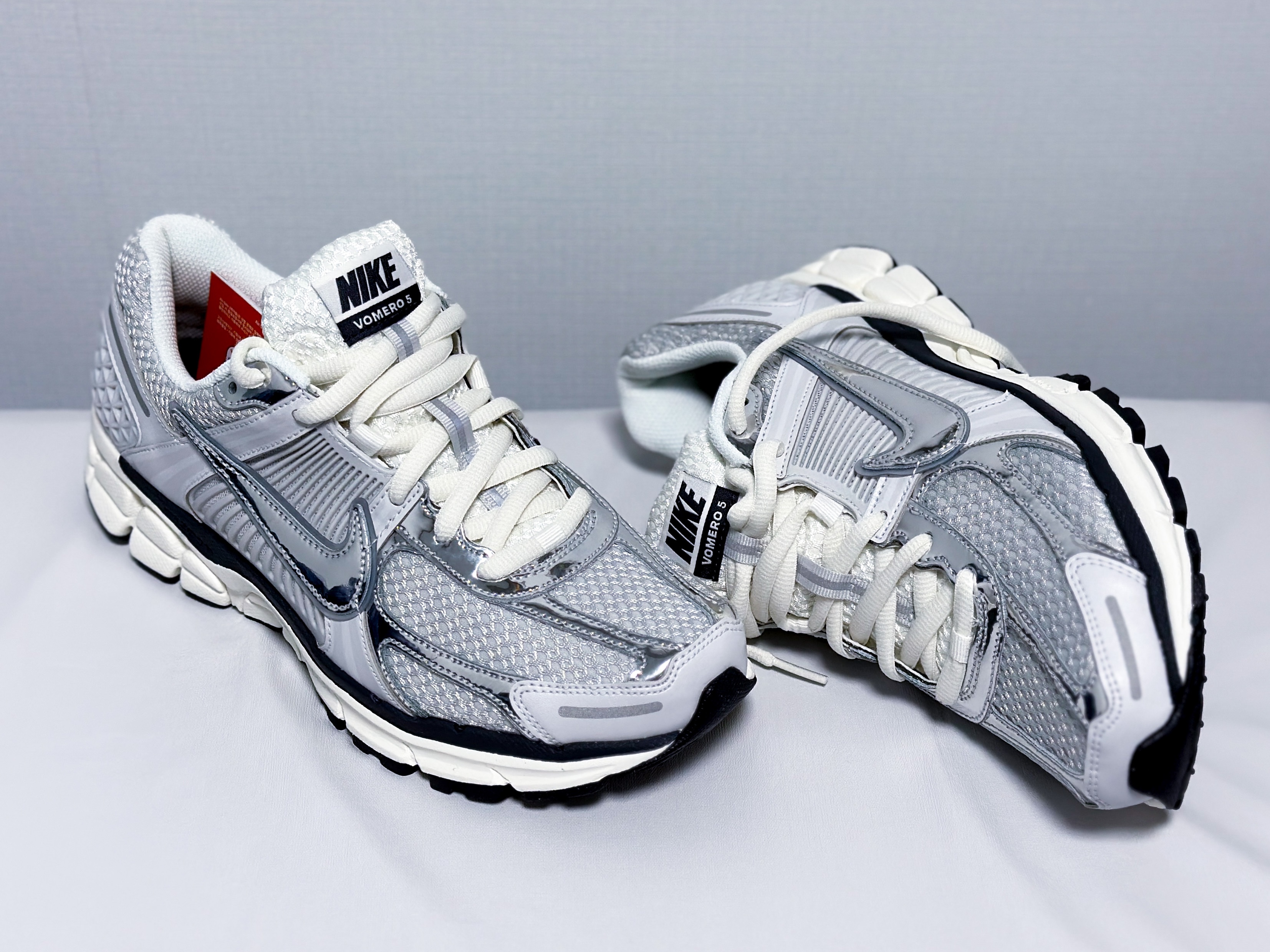 (W) Nike Zoom Vomero 5 Photon Dust and Metallic Silver 착용 스타일