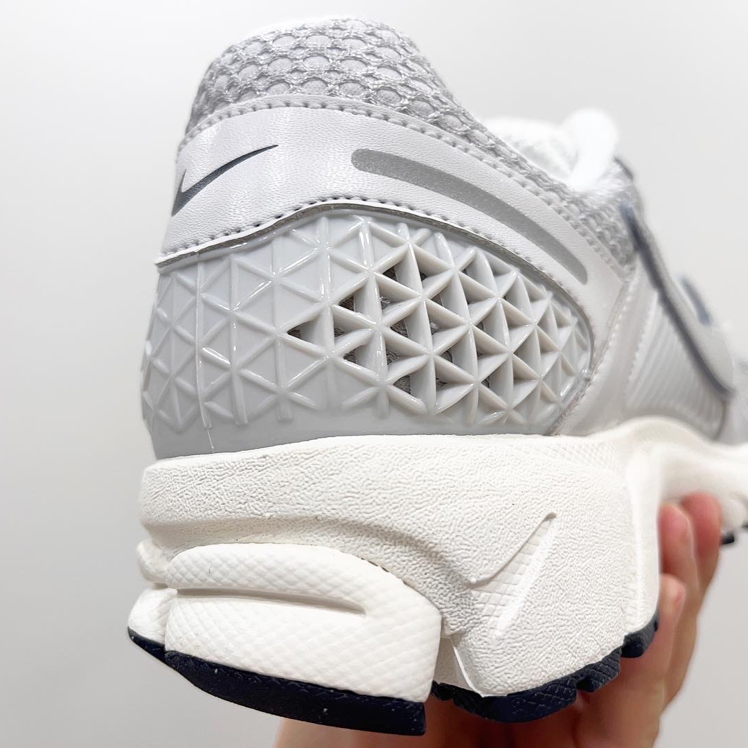 (W) Nike Zoom Vomero 5 Photon Dust and Metallic Silver 착용 스타일 - 3