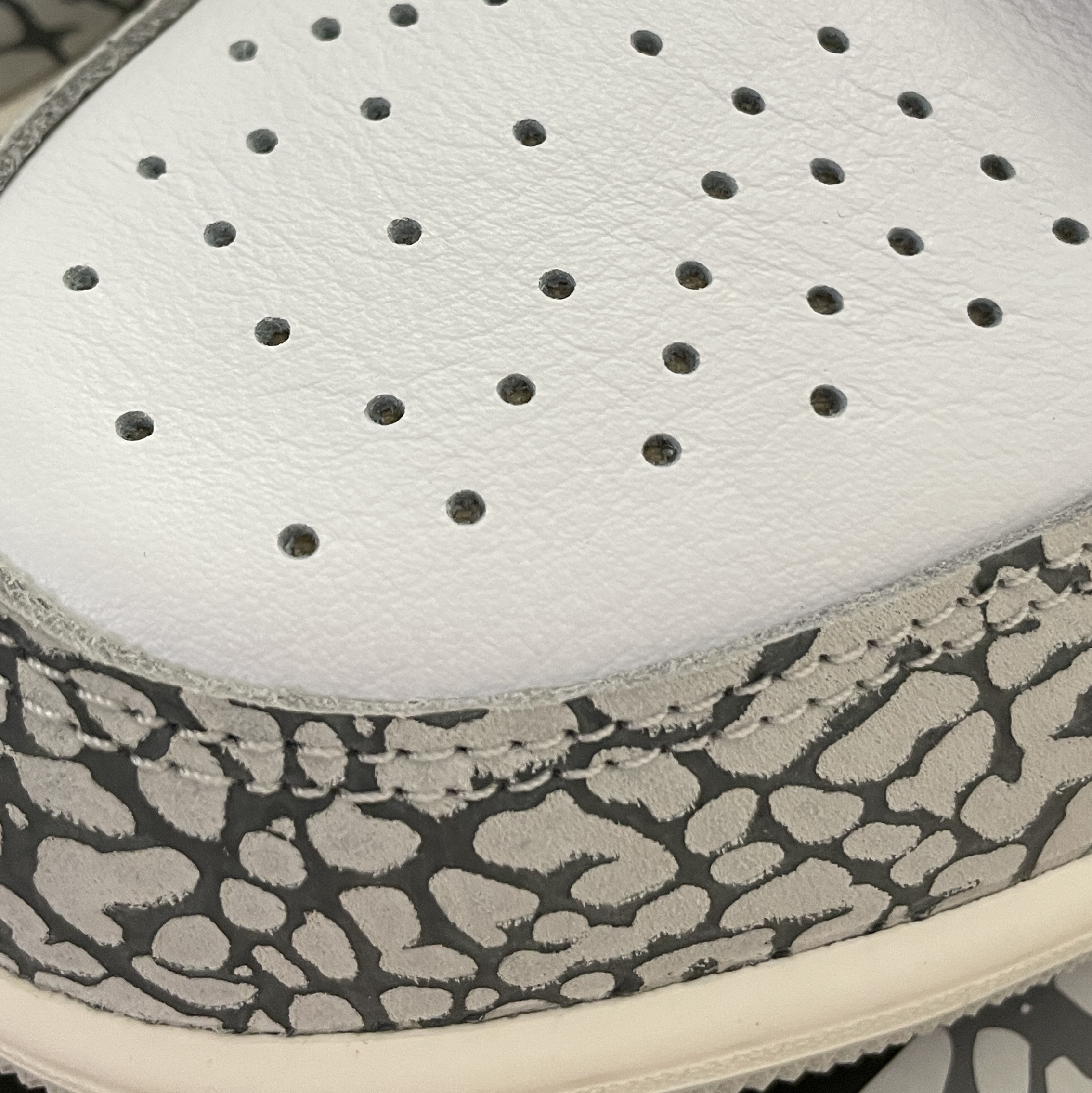 Jordan 1 Retro High OG White Cement 착용 스타일 - 3