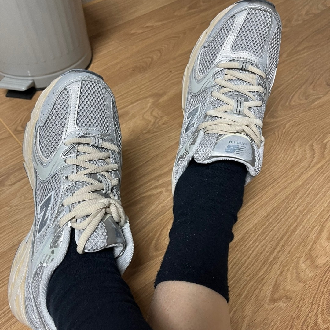 New Balance 530 Vintage Metallic Silver 착용 스타일 - 1
