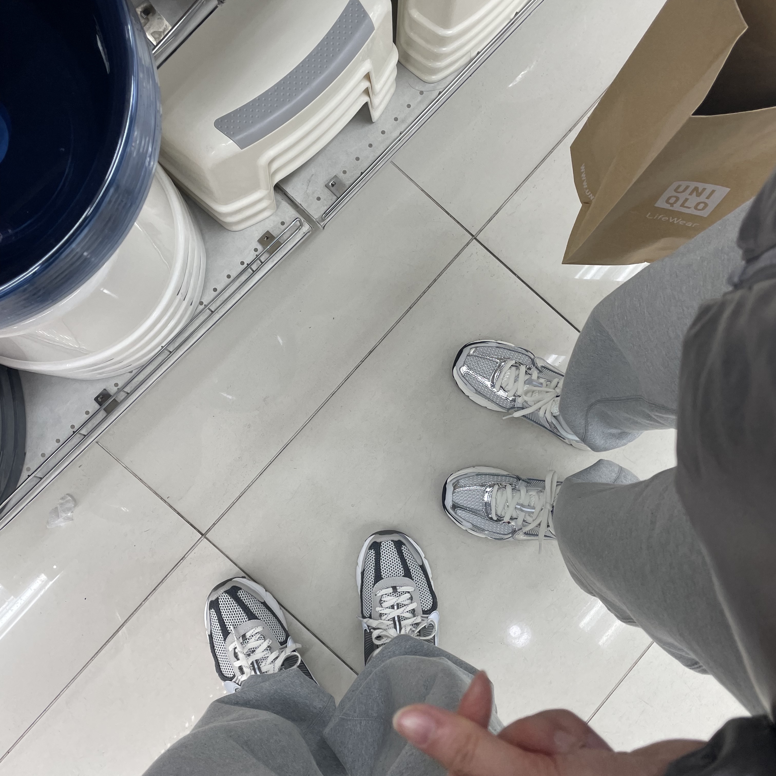 (W) Nike Zoom Vomero 5 Photon Dust and Metallic Silver, Nike Zoom Vomero 5 PRM Light Iron Ore and Flat Fewter 착용 스타일