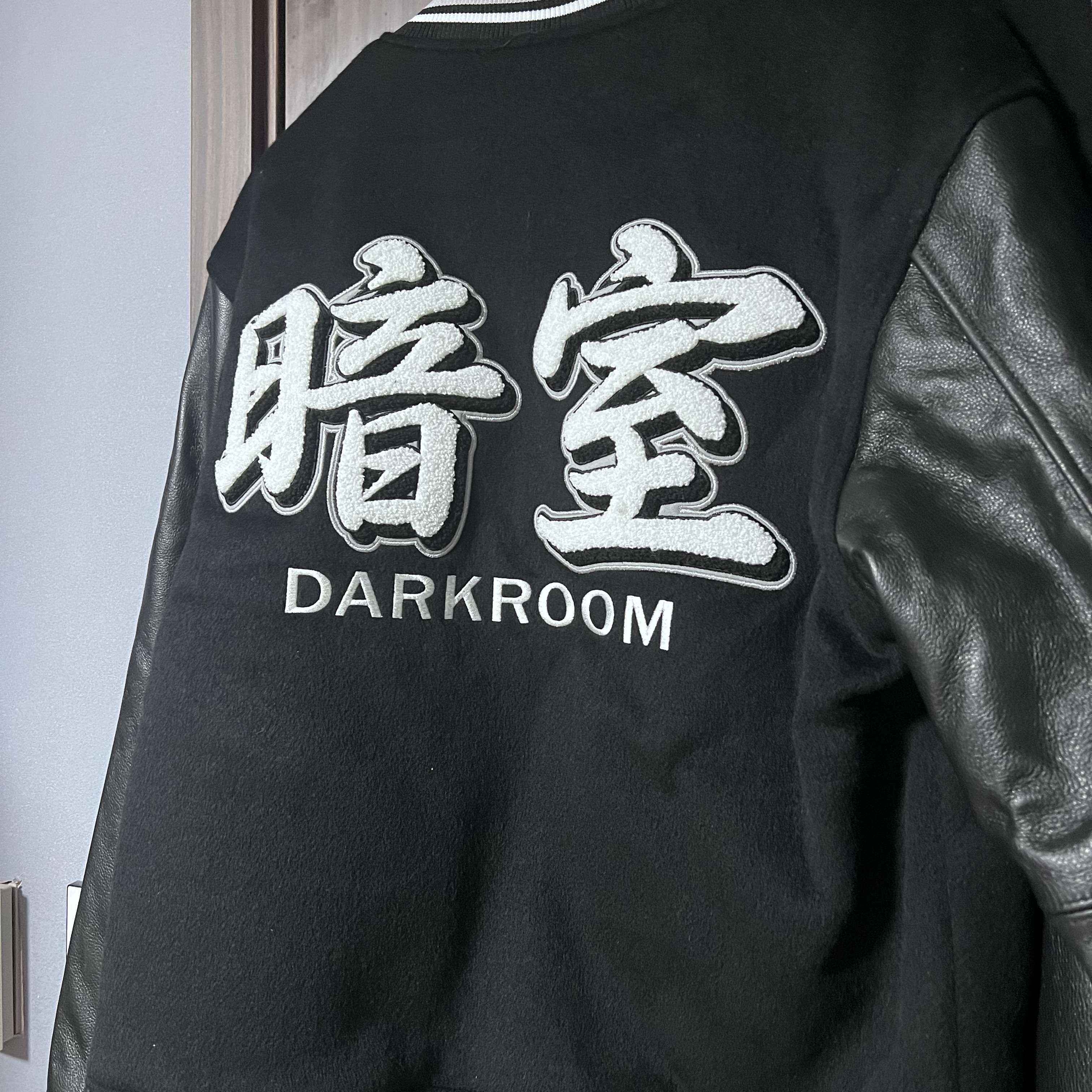 Darkr8m Studio Basic Logo Varsity Jacket 착용 스타일 - 4