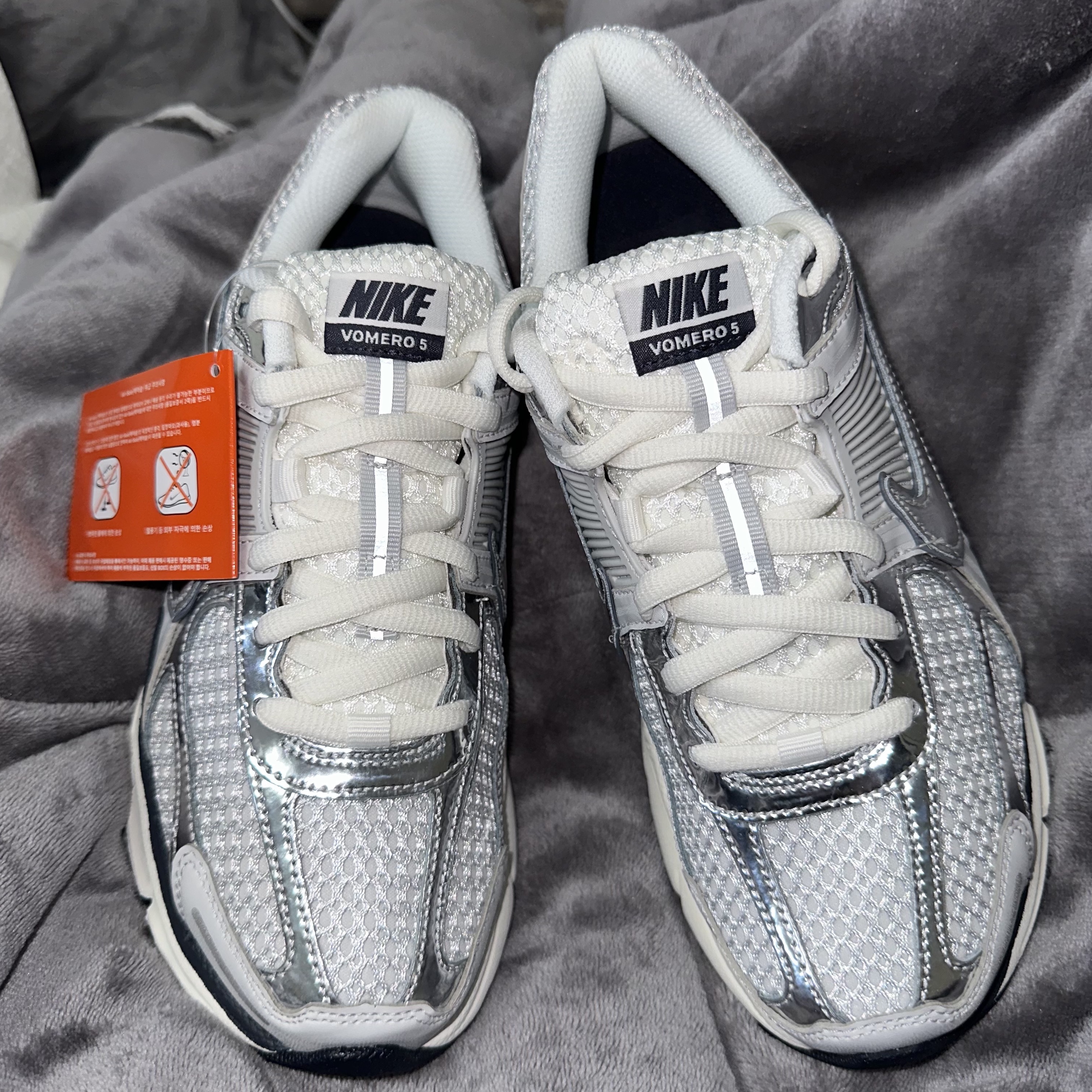 (W) Nike Zoom Vomero 5 Photon Dust and Metallic Silver 착용 스타일 - 3