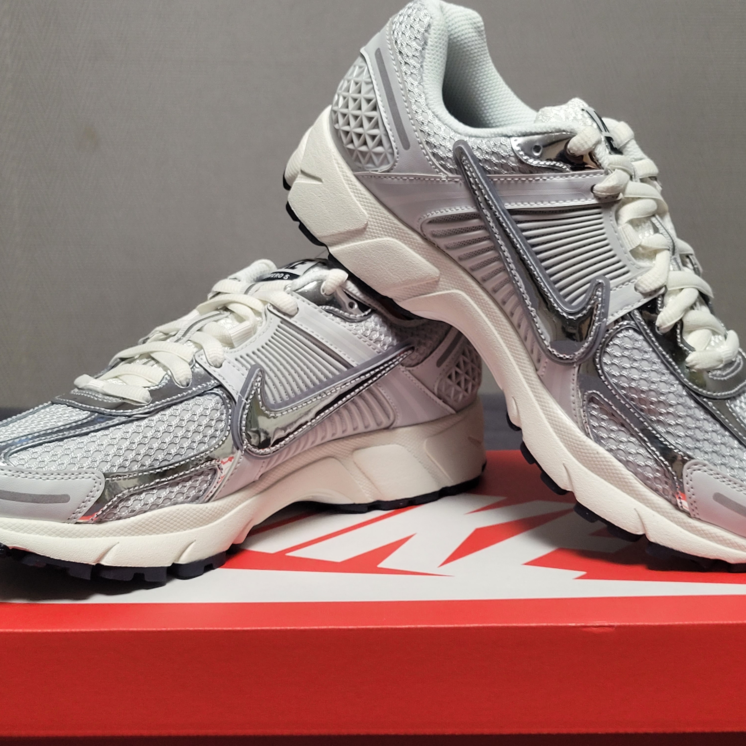 (W) Nike Zoom Vomero 5 Photon Dust and Metallic Silver 착용 스타일 - 2