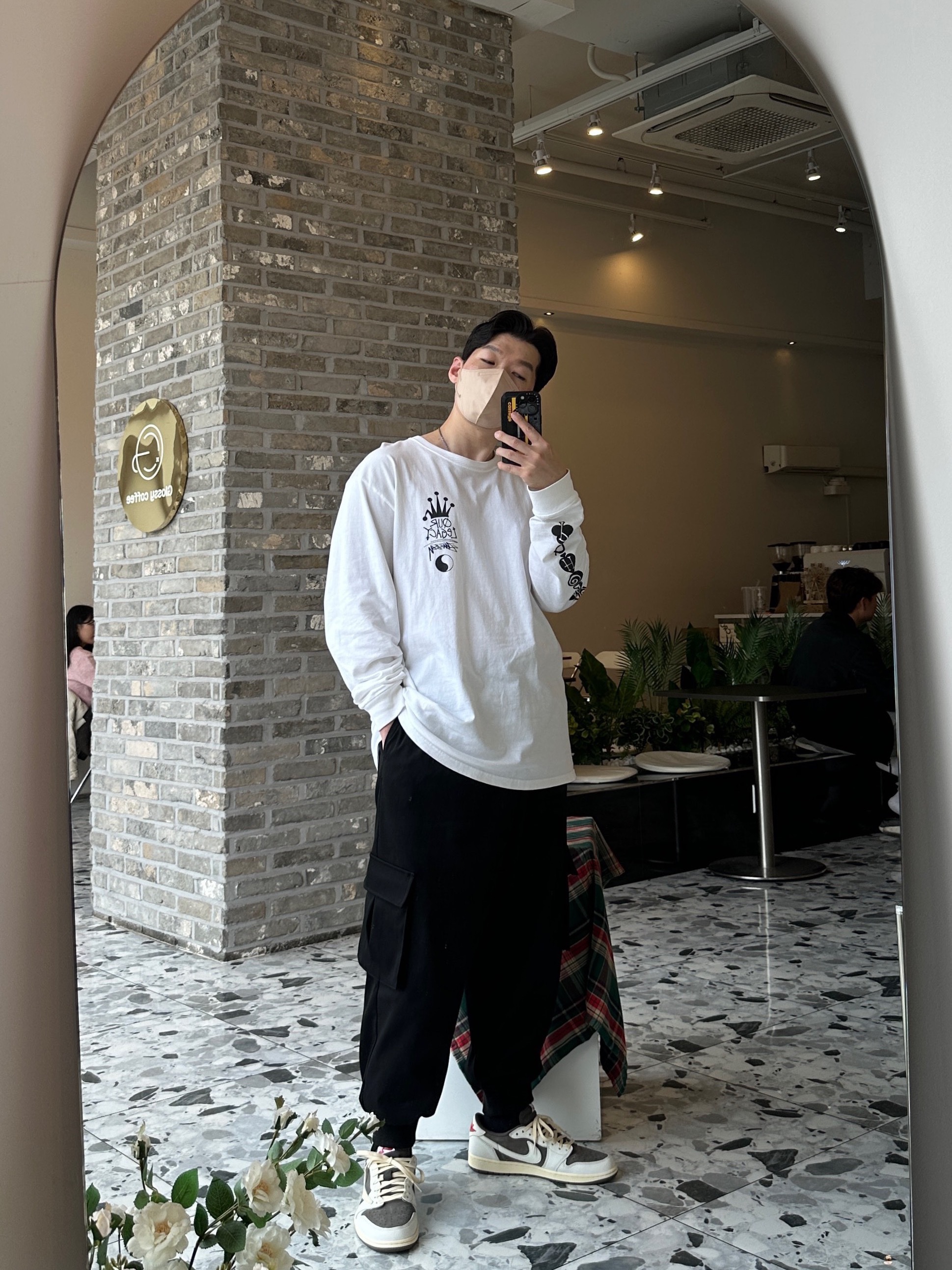 Jordan 1 x Travis Scott Retro Low OG SP Sail and Ridgerock 착용 스타일
