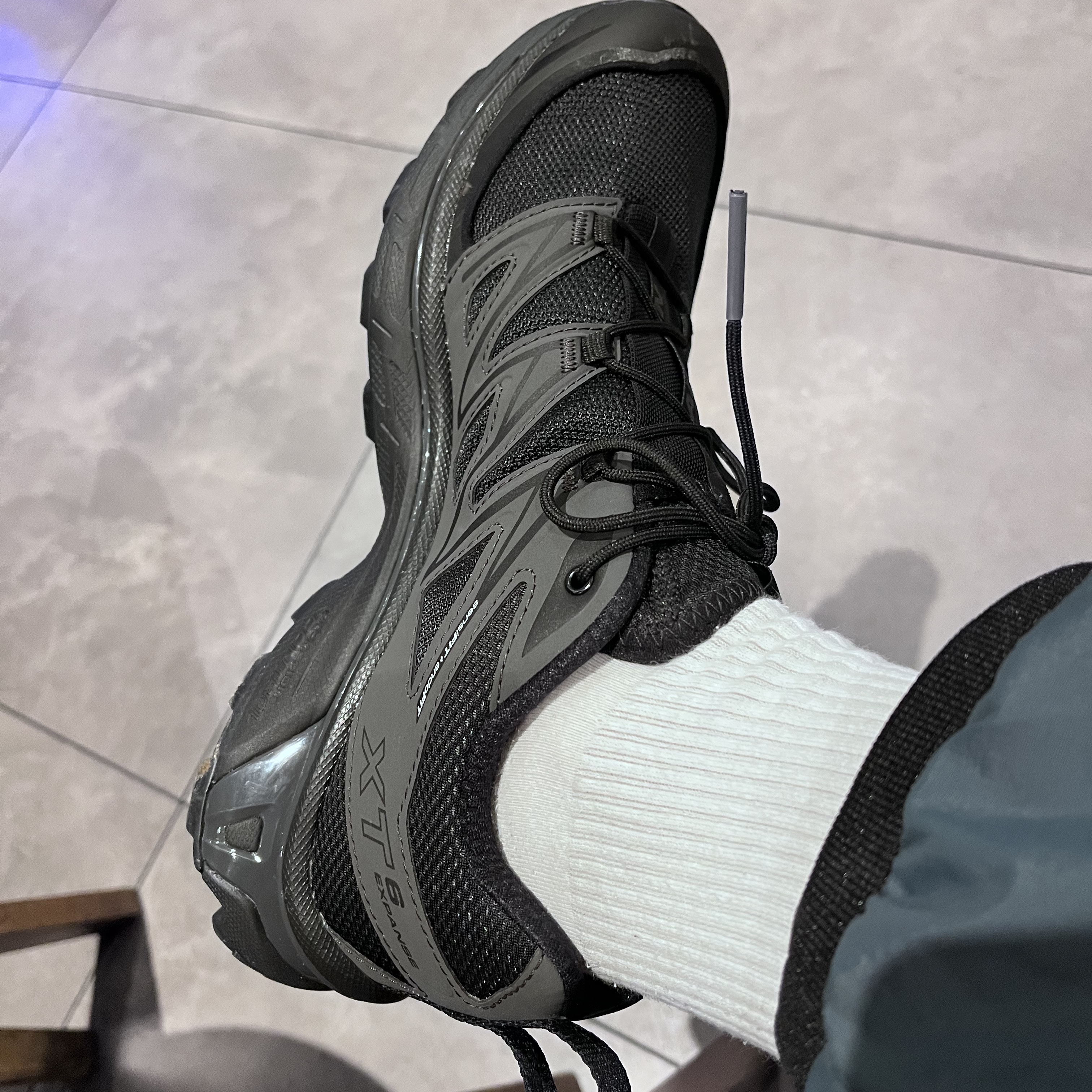 Salomon XT-6 Expanse Black Ebony 착용 스타일 - 1