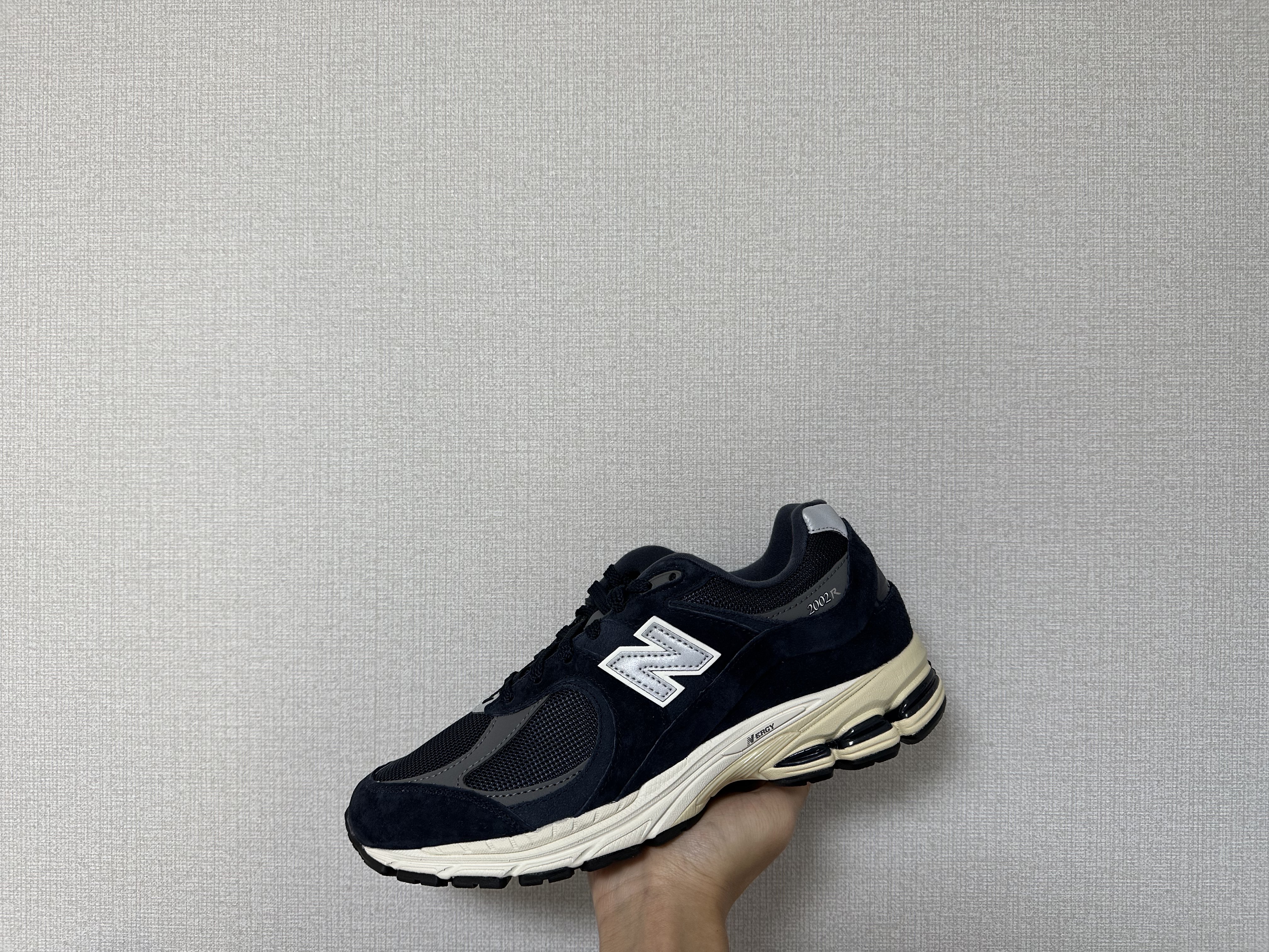 New Balance 2002R Grey, New Balance 2002R Eclipse Castlerock 착용 스타일 - 3
