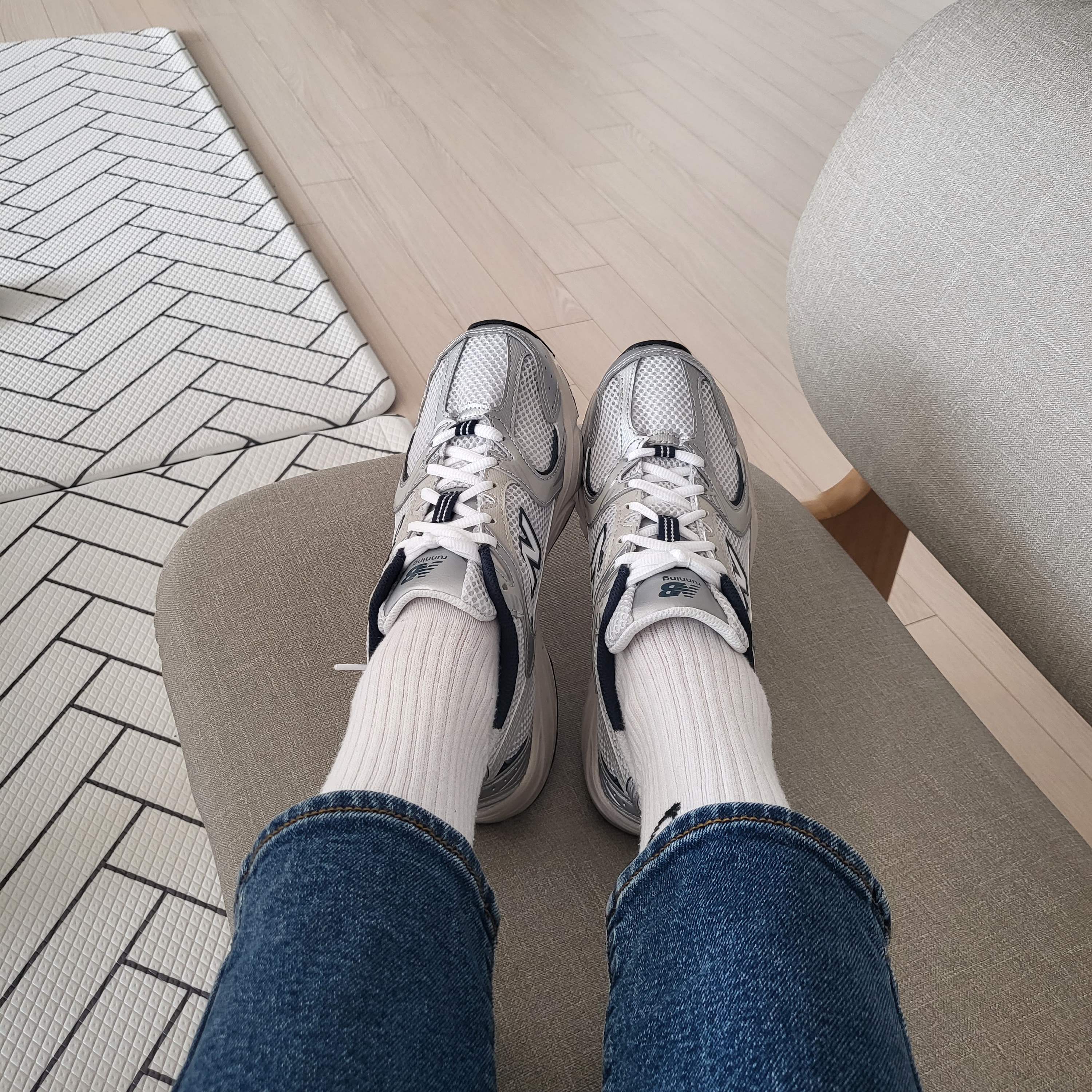 New Balance 530 Steel Grey 착용 스타일 - 4