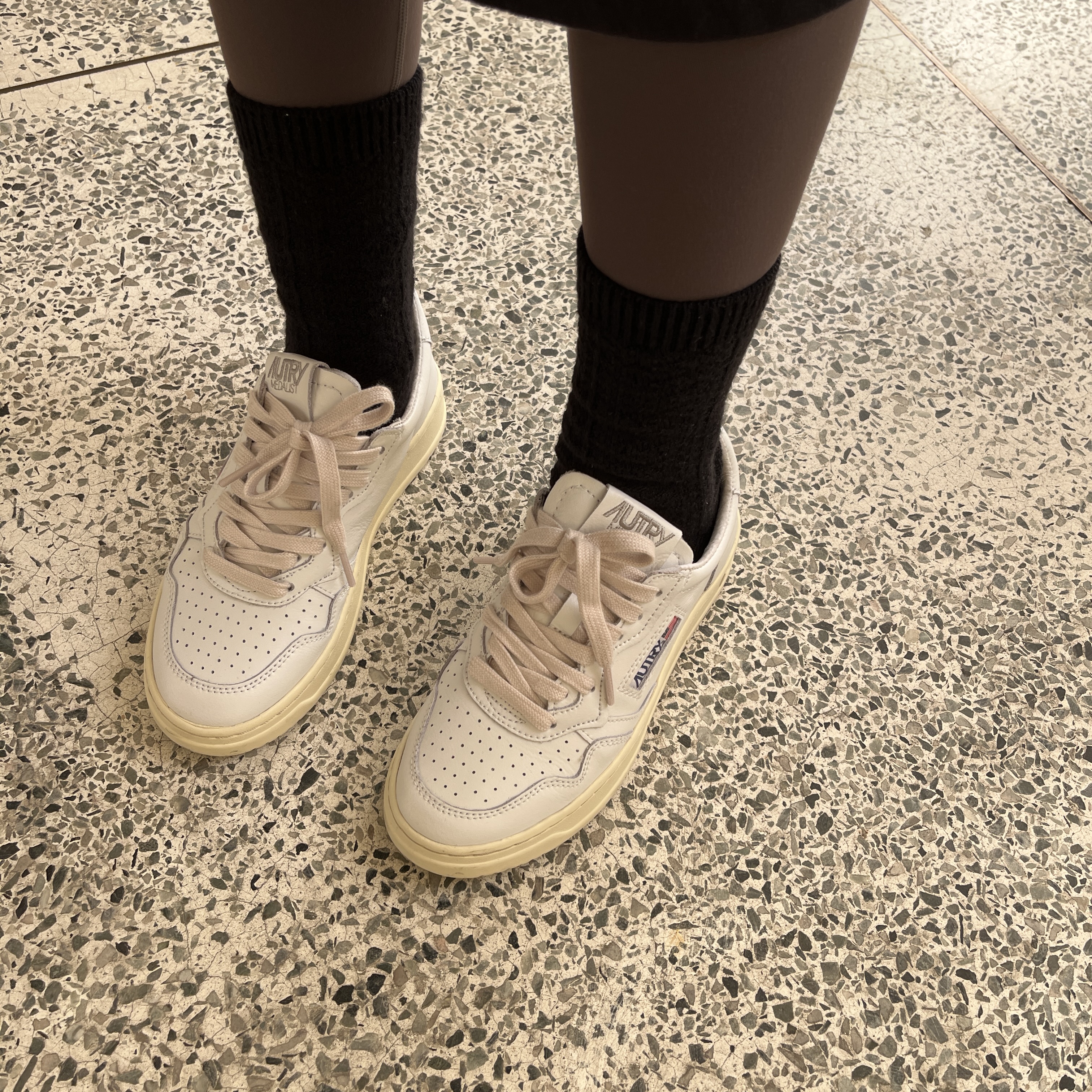 (W) Autry Medalist Low Leather Sneakers White 착용 스타일