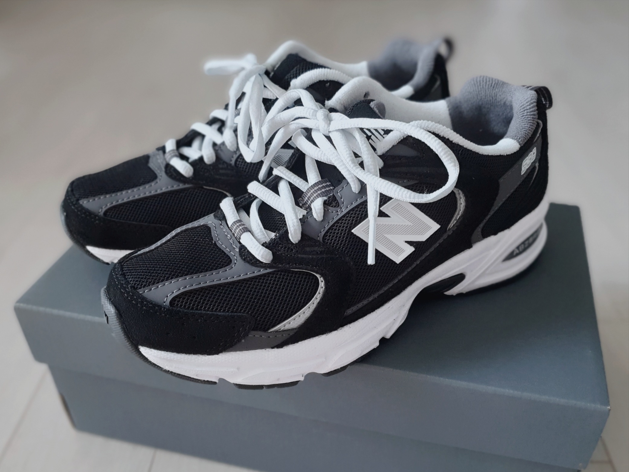 New Balance 530 Classic Black 착용 스타일 - 1