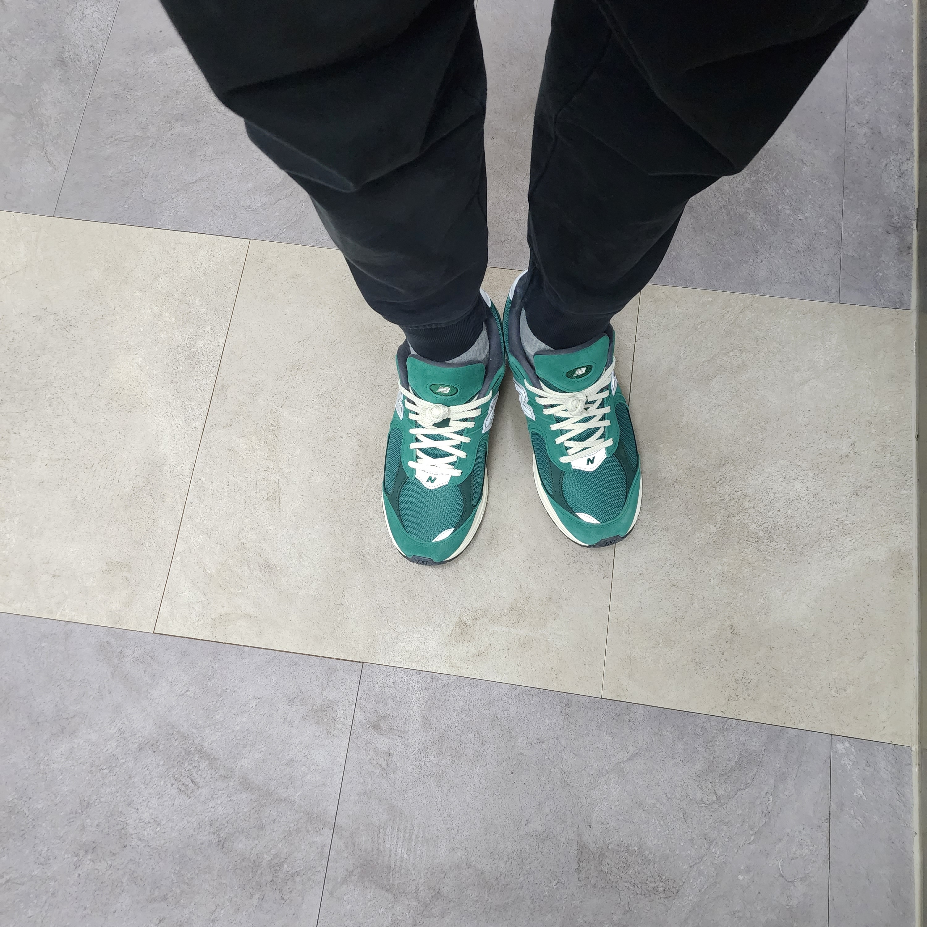 New Balance 2002R Nightwatch Green 착용 스타일