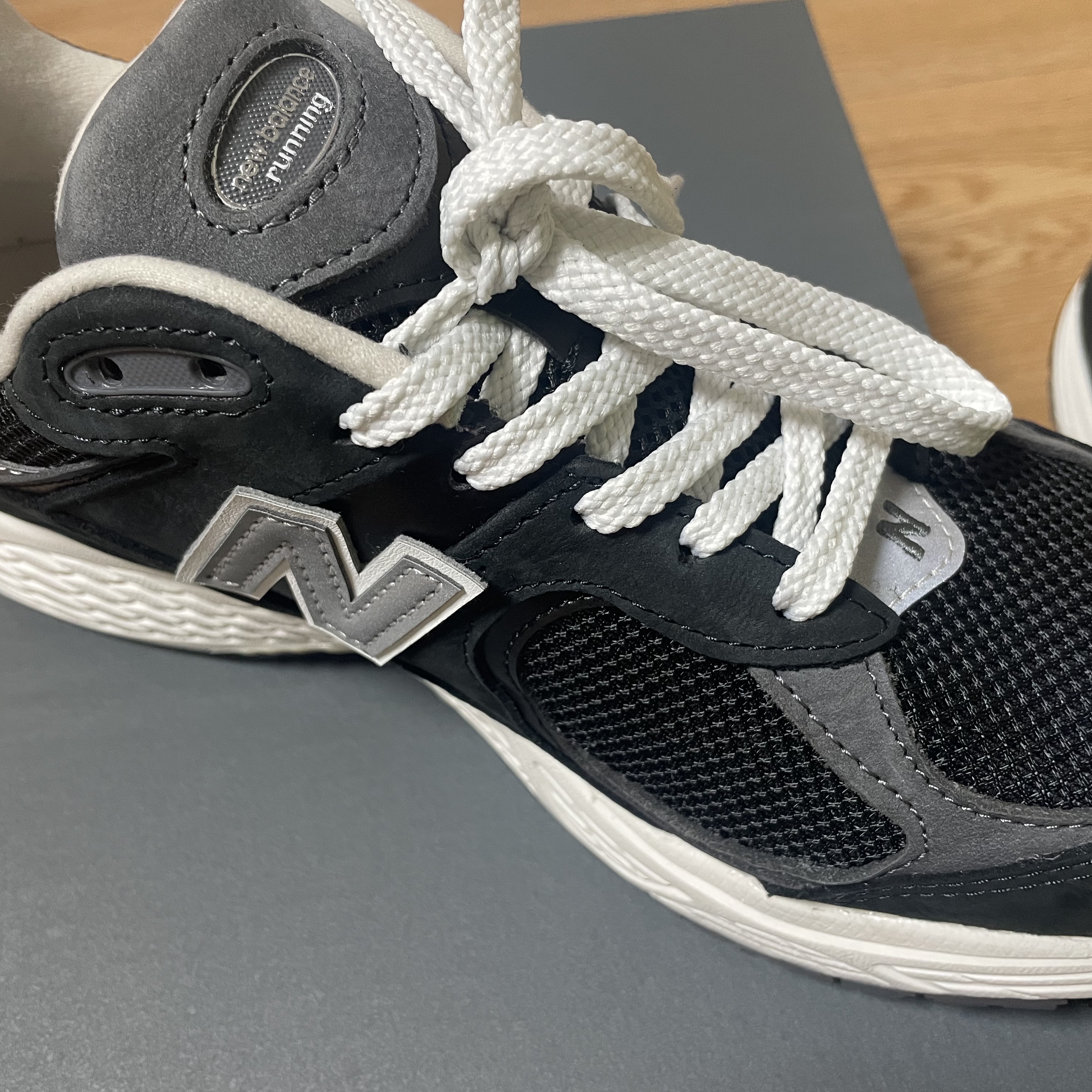 New Balance 2002R Premium Vintage Black 착용 스타일 - 2