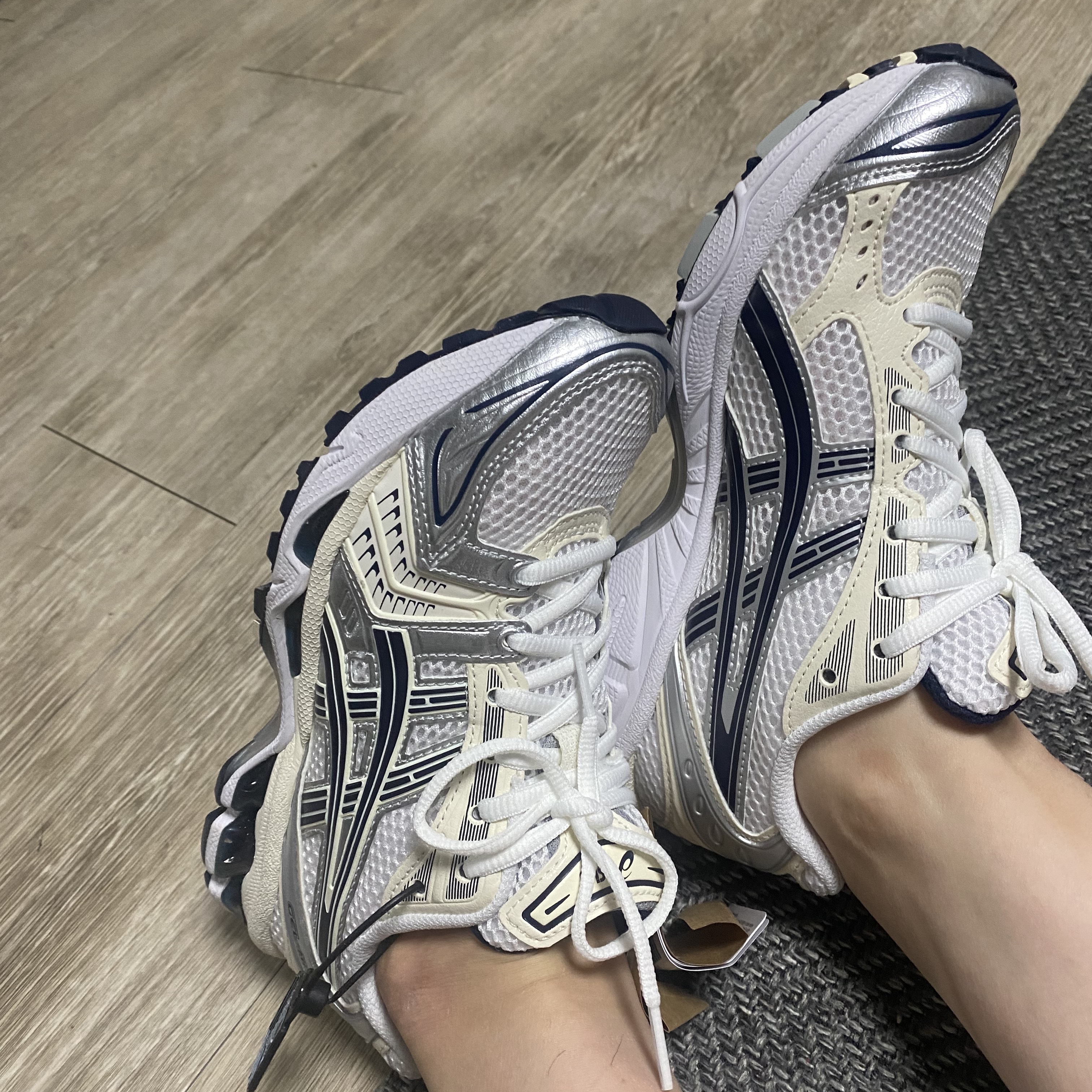 (W) Asics Gel-Kayano 14 White Midnight 착용 스타일