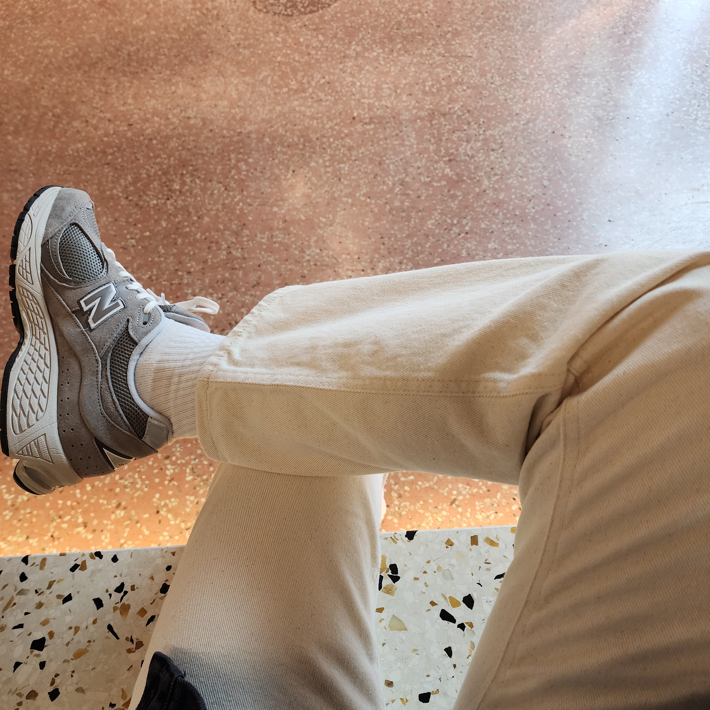 New Balance 2002R Grey 착용 스타일