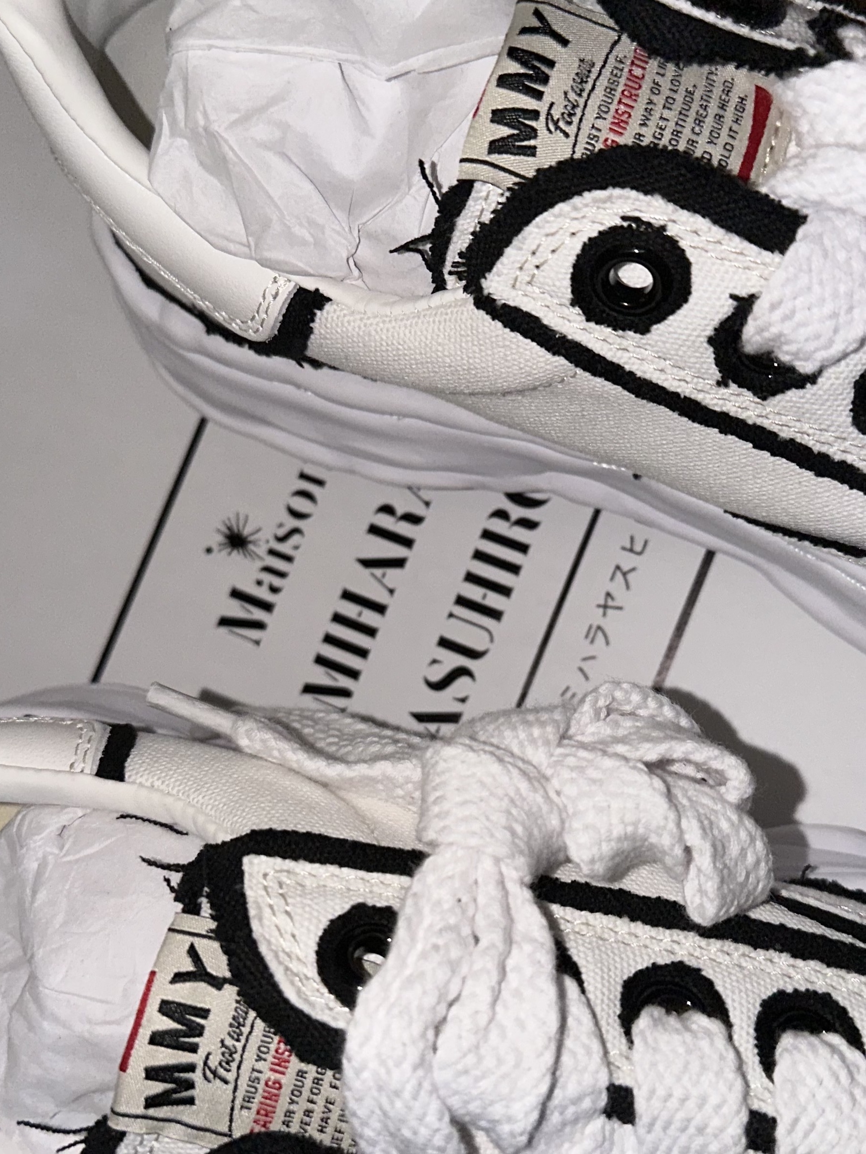 Maison Mihara Yasuhiro Blakey OG Sole OH Canvas Low-top Sneakers White 착용 스타일 - 1
