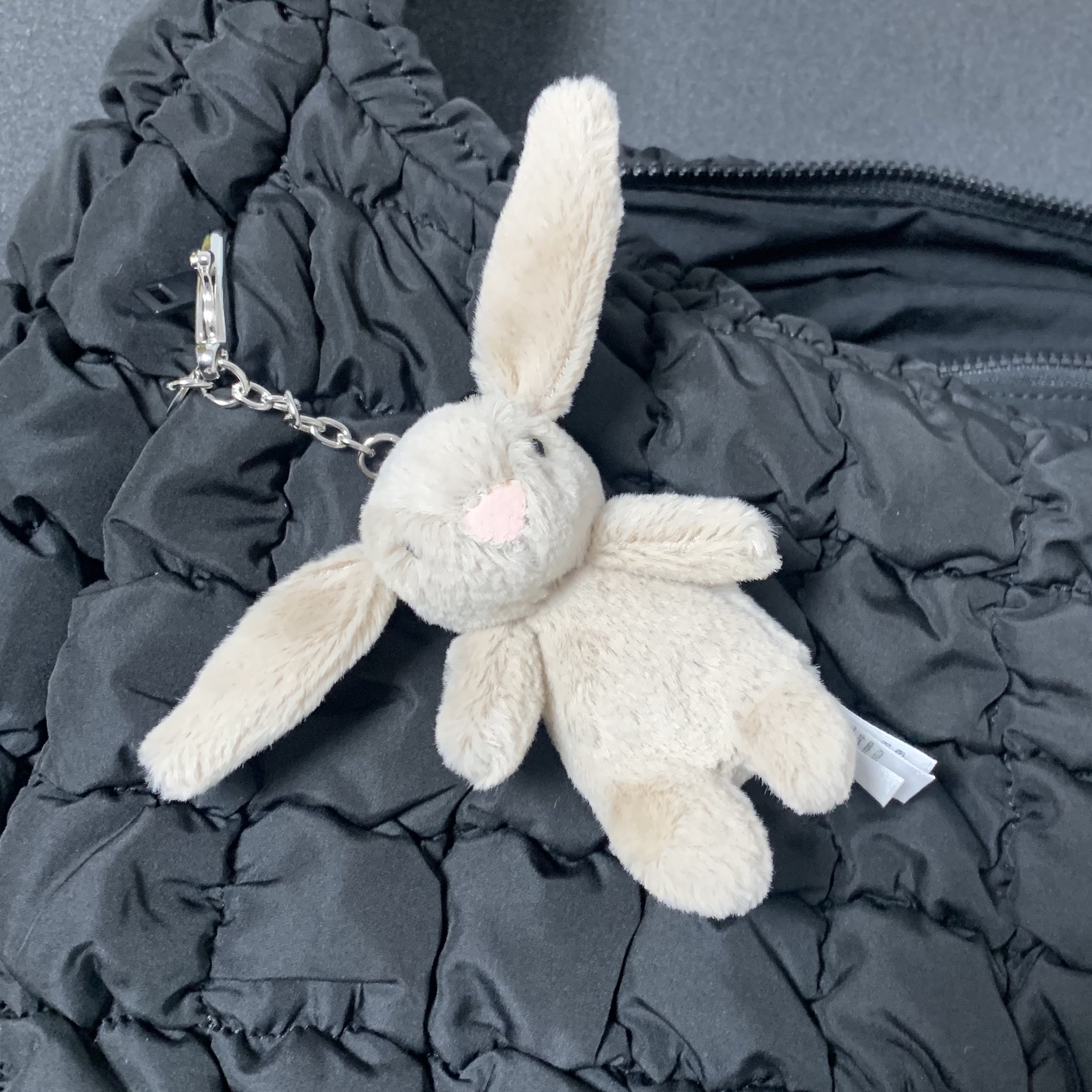 Jellycat Bashful Bunny Bag Charm Beige, COS Quilted Oversized Shoulder Bag Black 착용 스타일 - 2