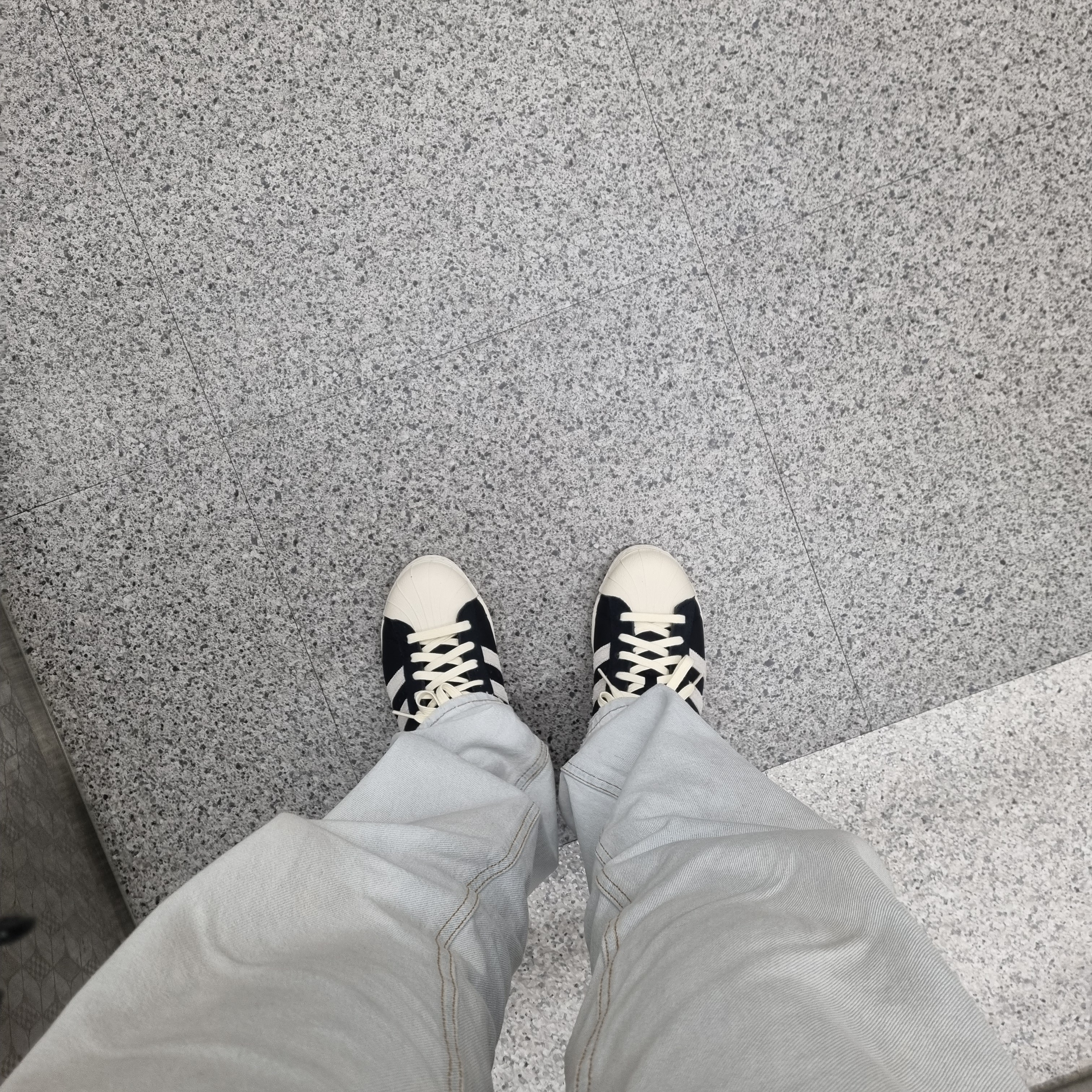 Adidas Superstar 82 Black White 착용 스타일 - 3