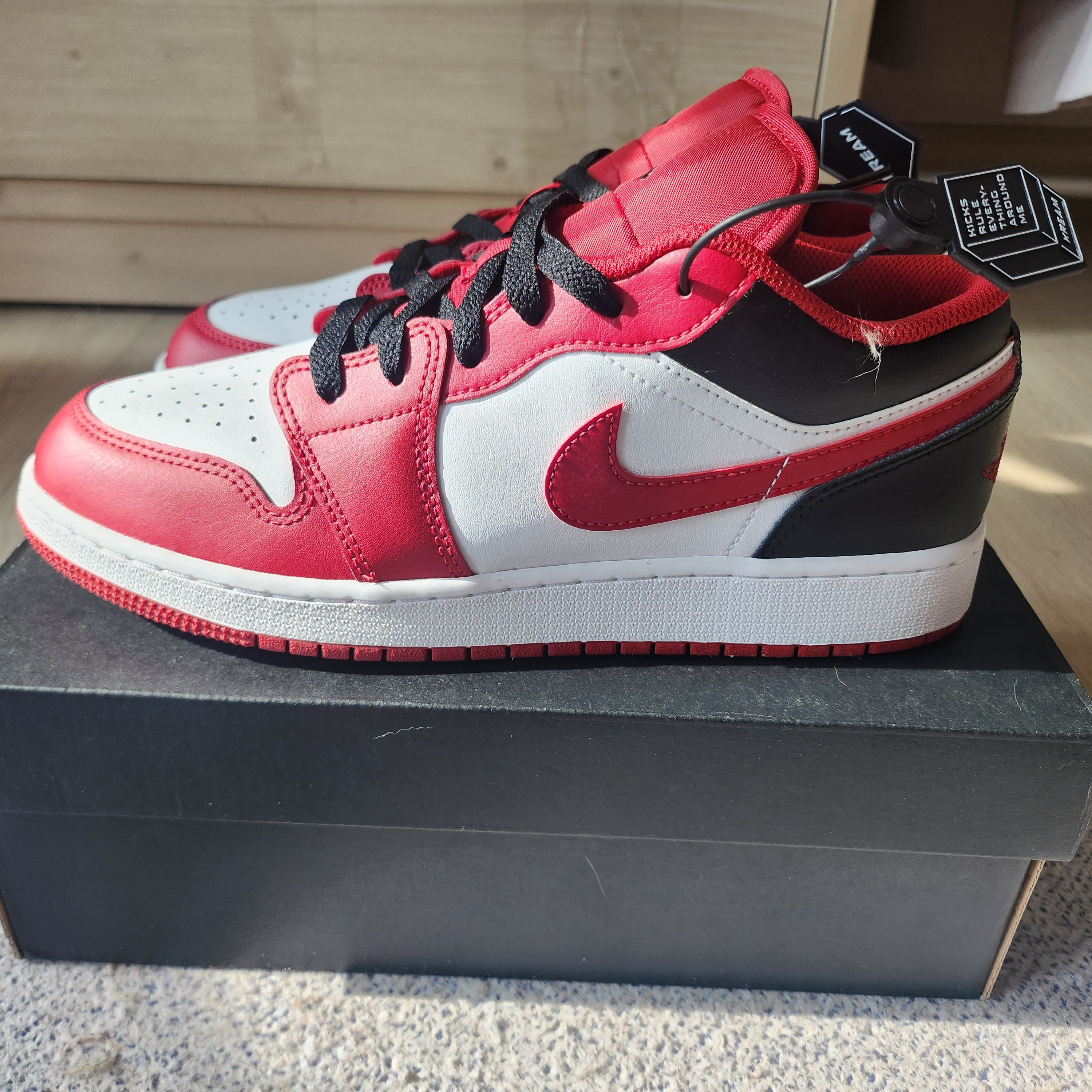 (GS) Jordan 1 Low White Gym Red Black 착용 스타일 - 1