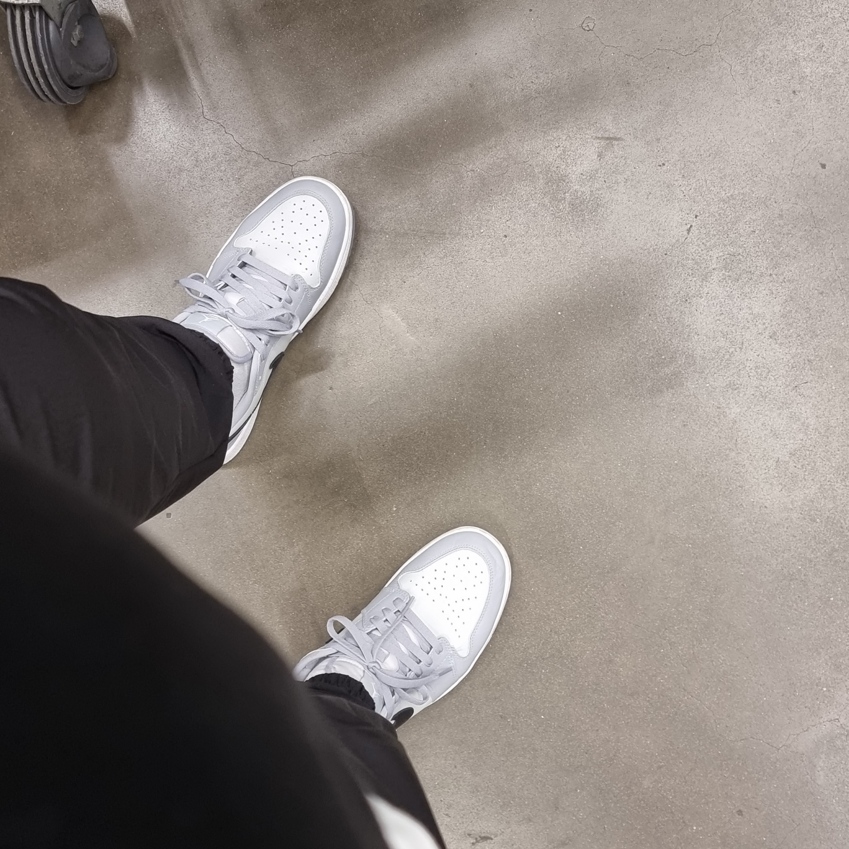 Jordan 1 Low Golf Wolf Grey, IAB Studio Half Zip-Up Black White 착용 스타일