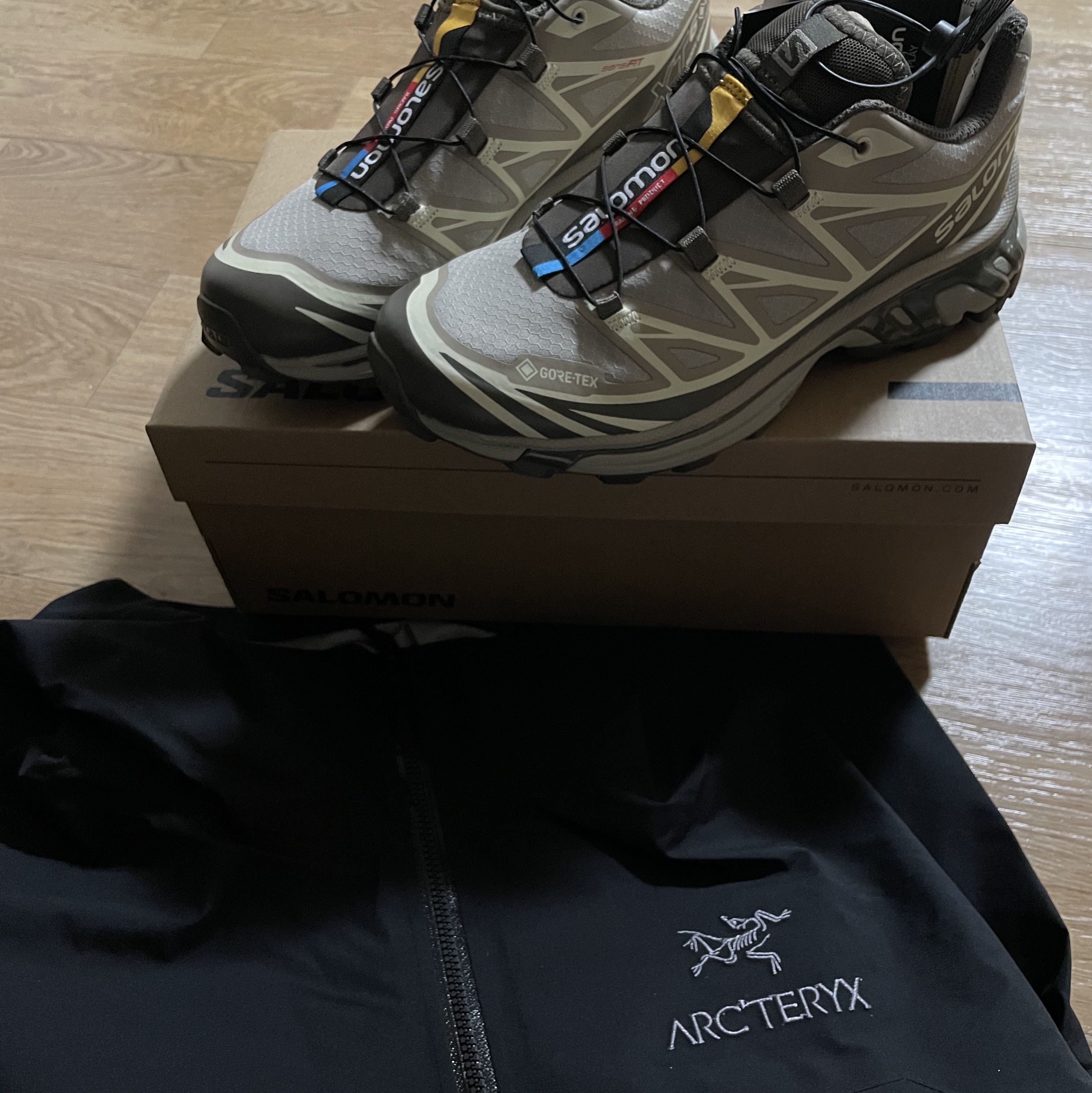 Arc'teryx Beta Jacket Black, Salomon XT-6 Gore-Tex Vintage Khaki 착용 스타일