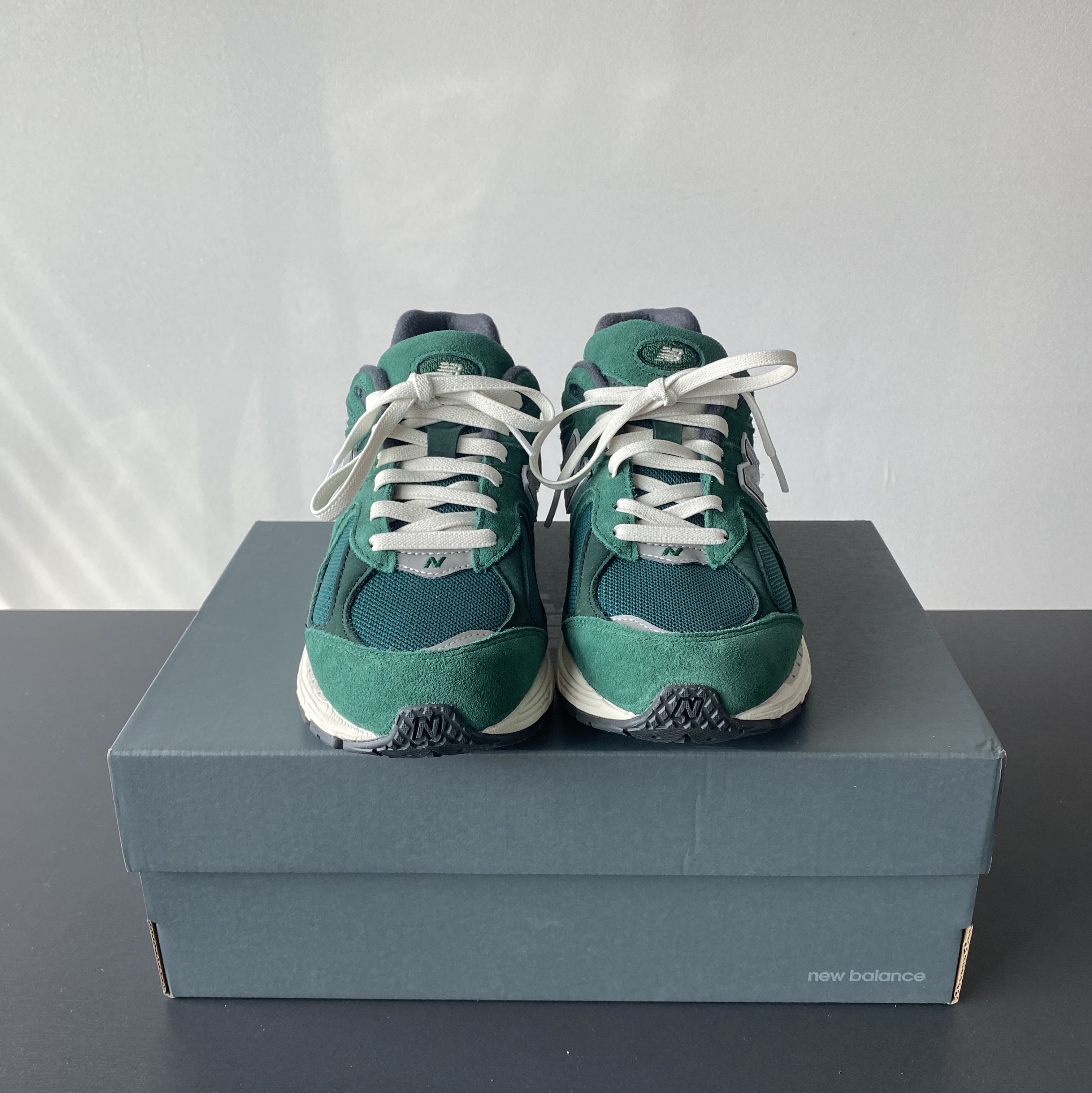 New Balance 2002R Nightwatch Green 착용 스타일 - 2