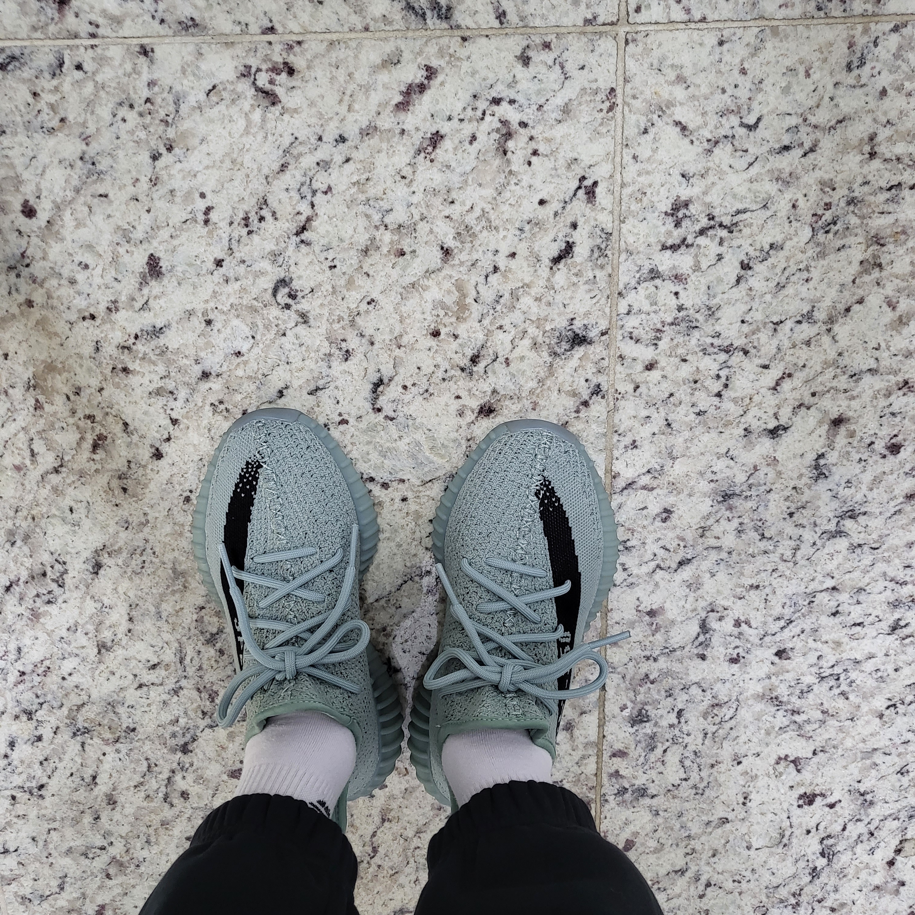 Adidas Yeezy Boost 350 V2 Salt Core Black 착용 스타일