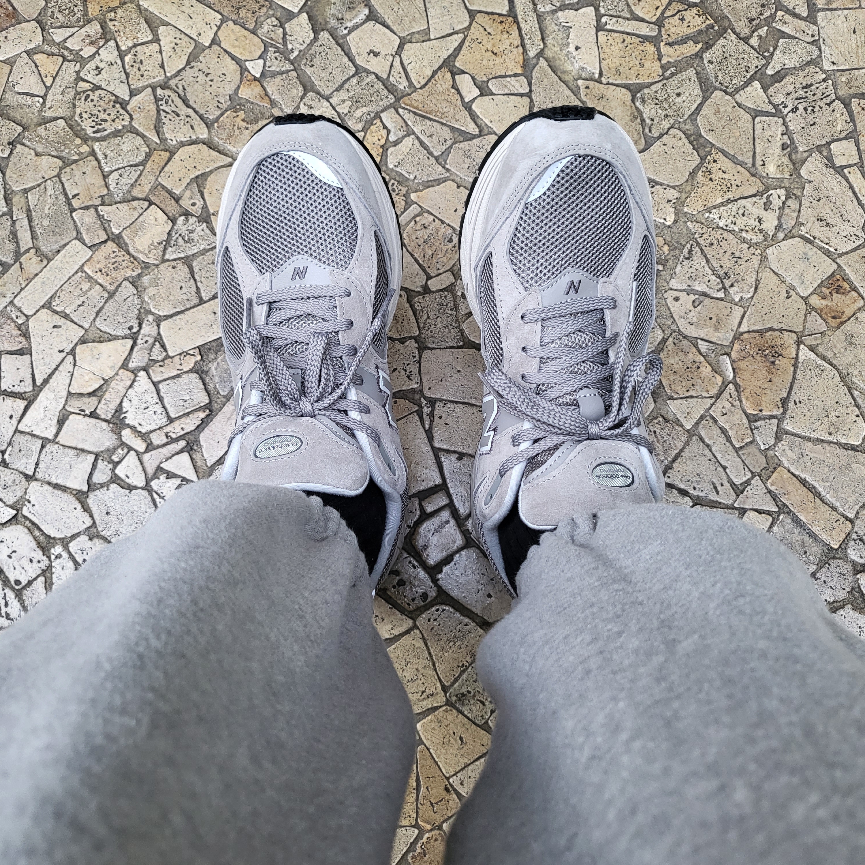 New Balance 2002R Grey 착용 스타일