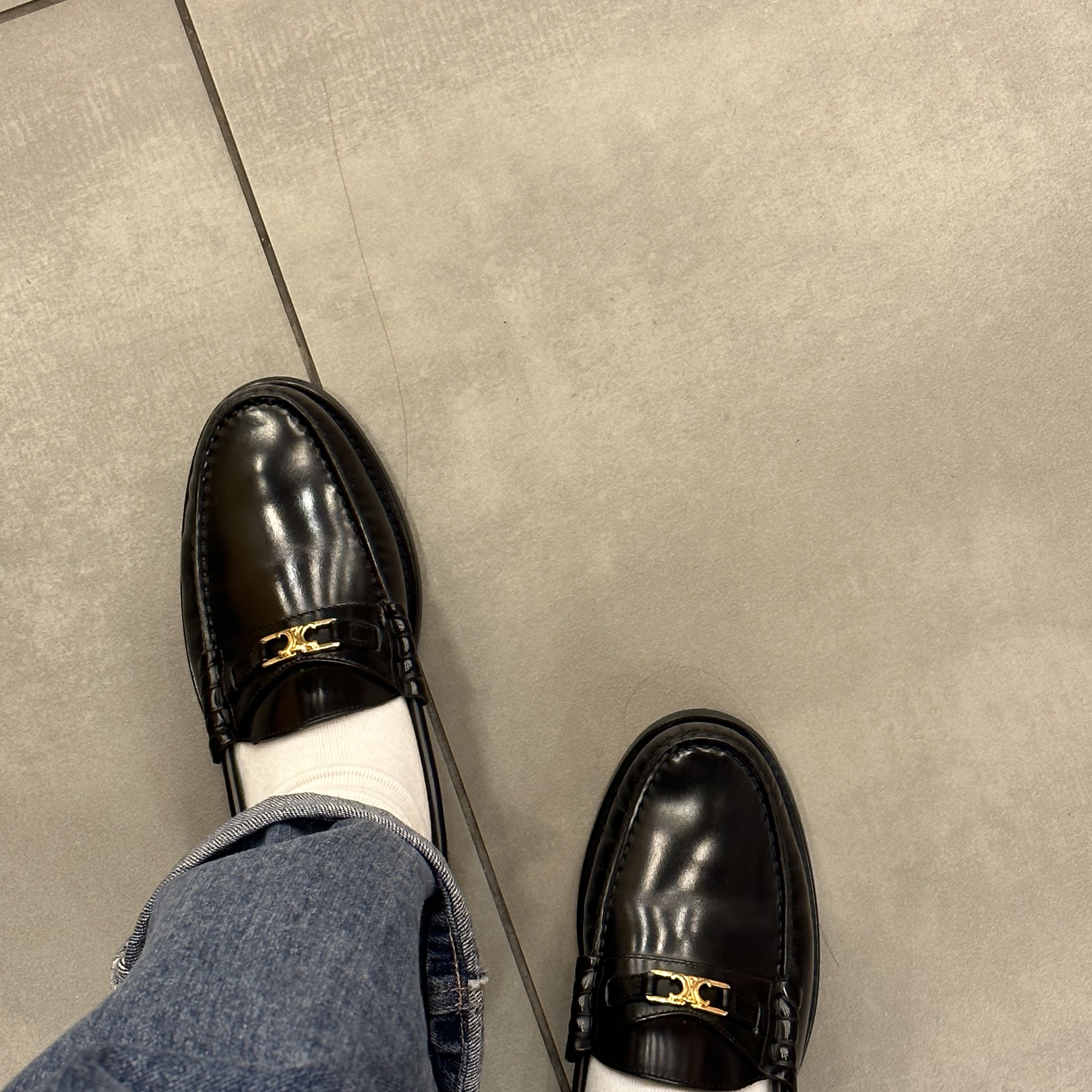 (W) Celine Luco Triomphe Loafers in Polished Calfskin Black 착용 스타일
