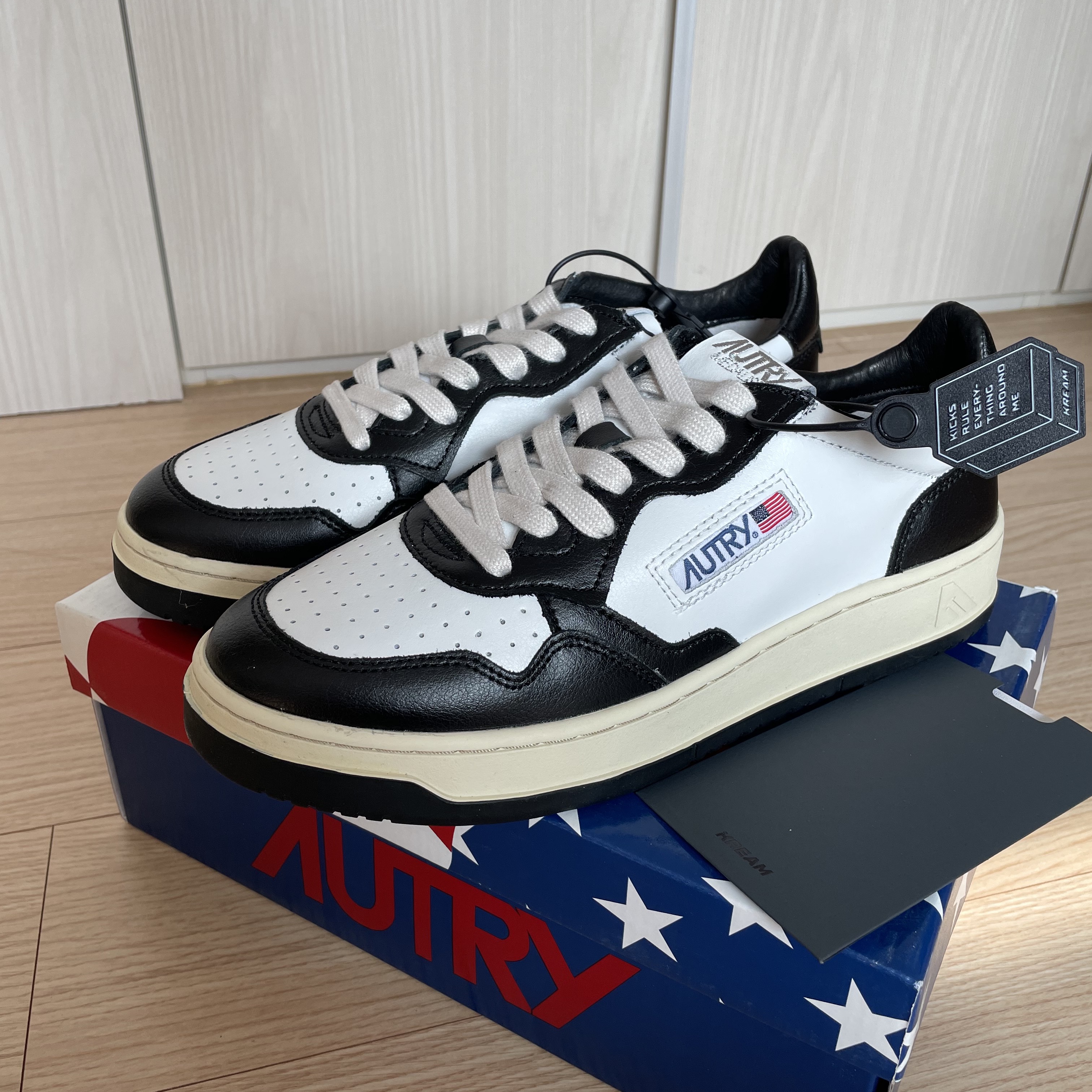 Autry Medalist Low Leather Sneakers Black White 착용 스타일