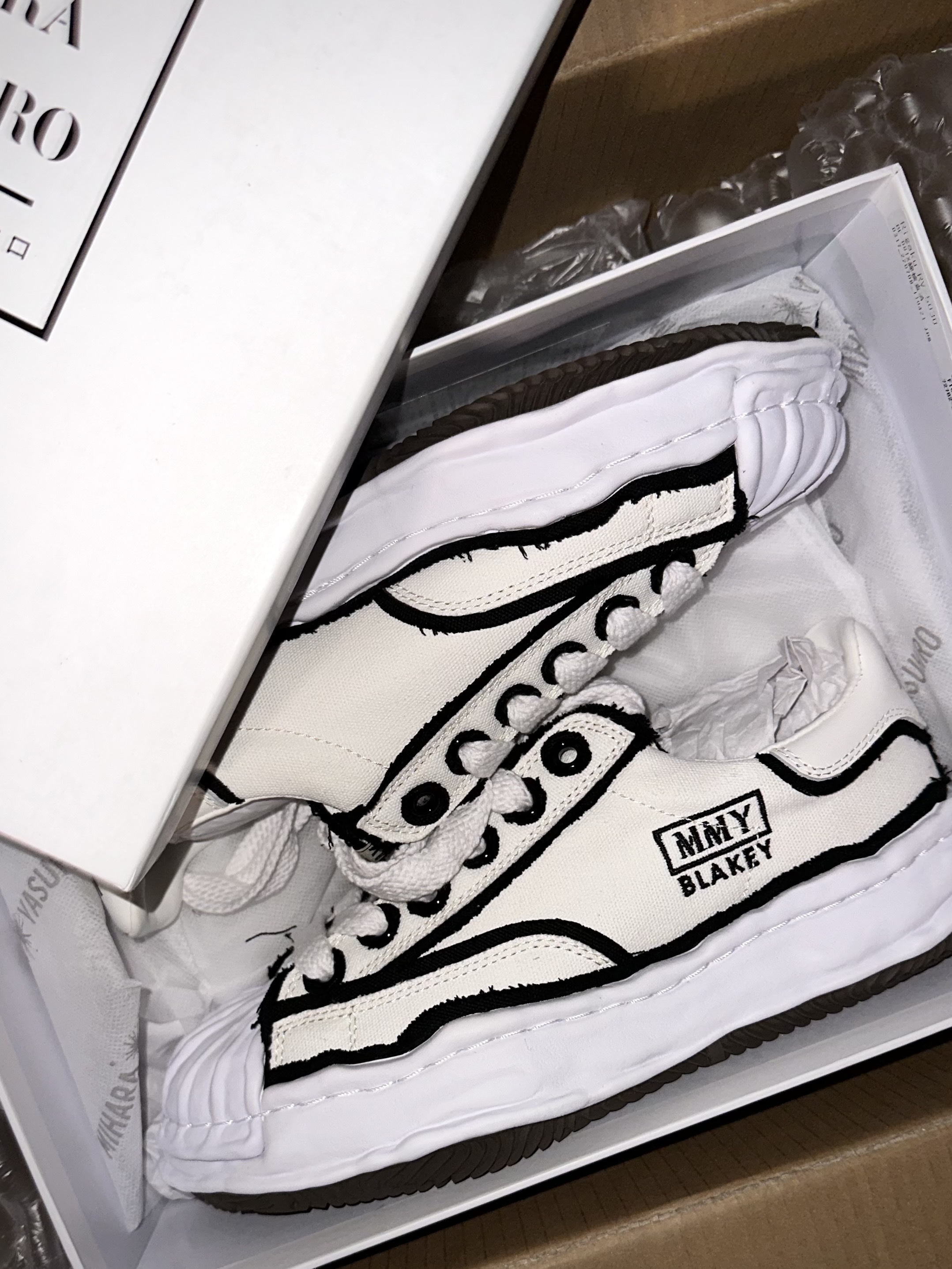 Maison Mihara Yasuhiro Blakey OG Sole OH Canvas Low-top Sneakers White 착용 스타일 - 2