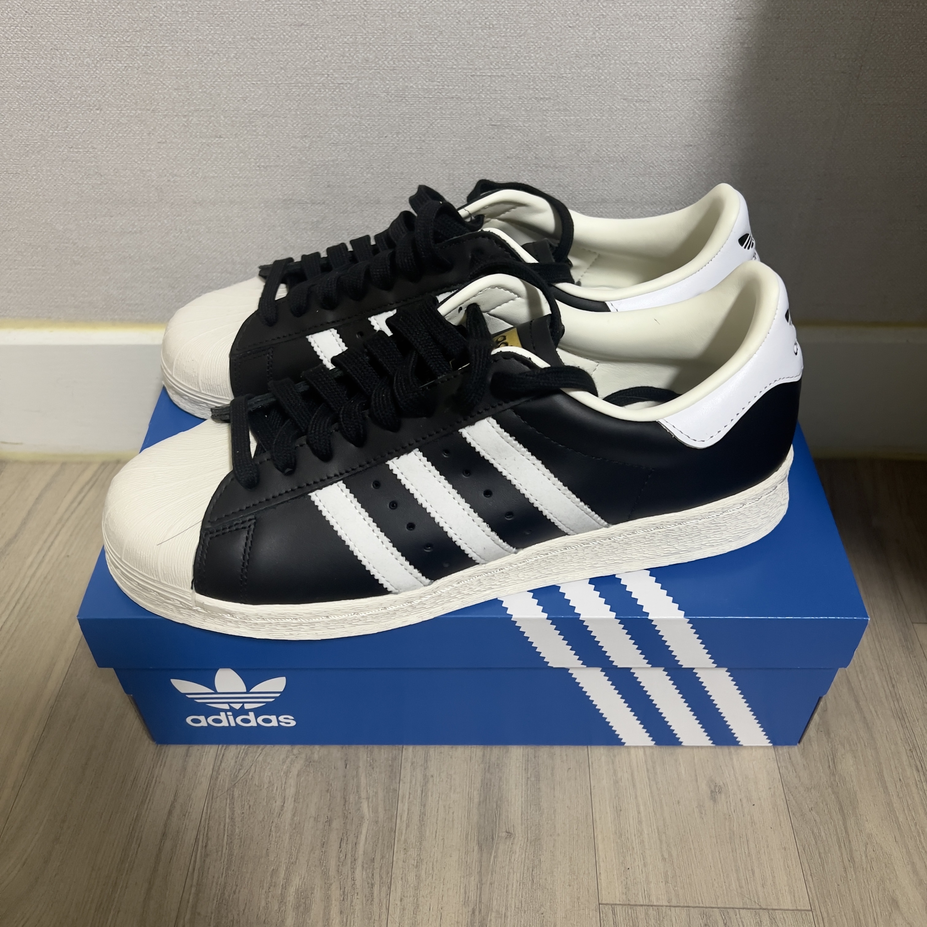 Adidas Superstar 82 FI Core Black 착용 스타일