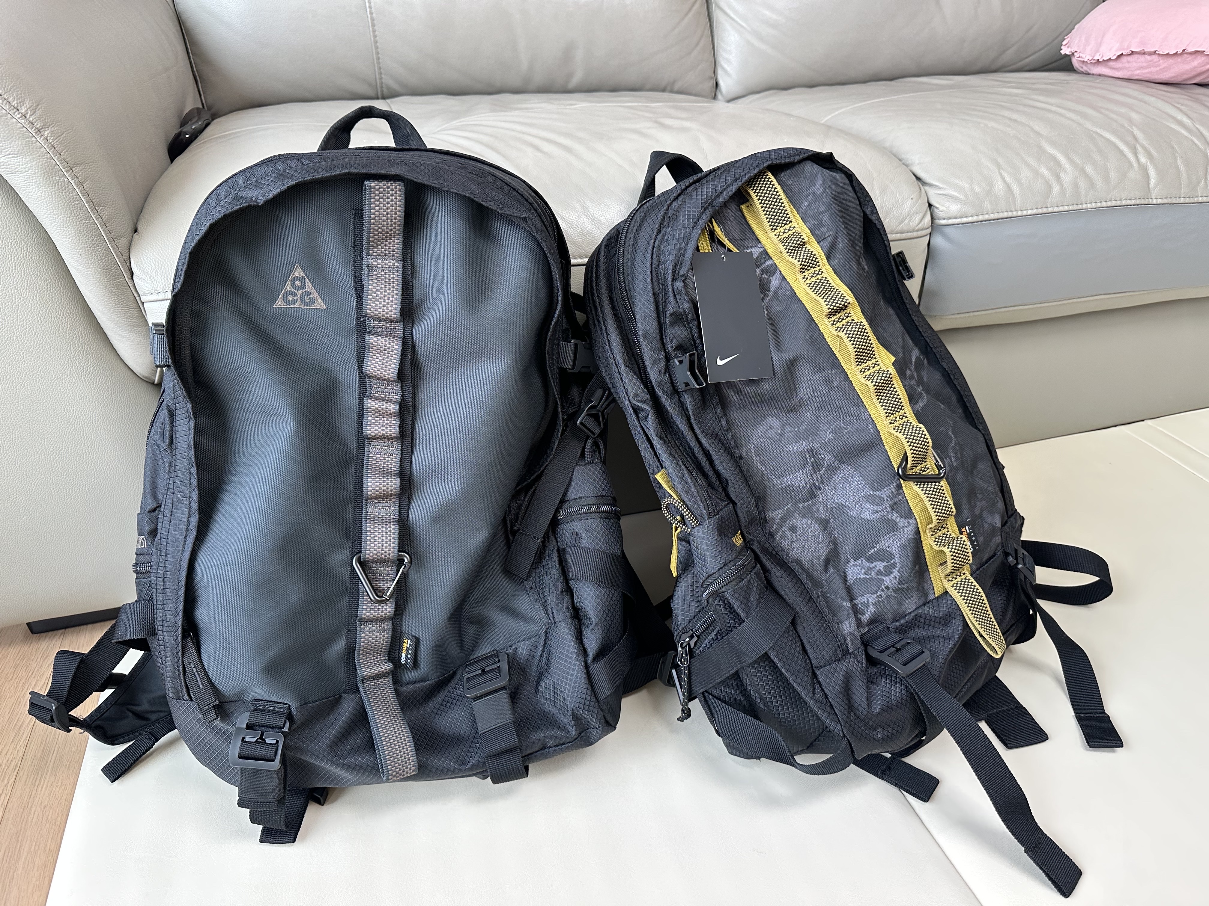 Nike ACG Karst Backpack Black Peat Moss, Nike ACG Karst Backpack Black Dark Smoke Grey 착용 스타일 - 2