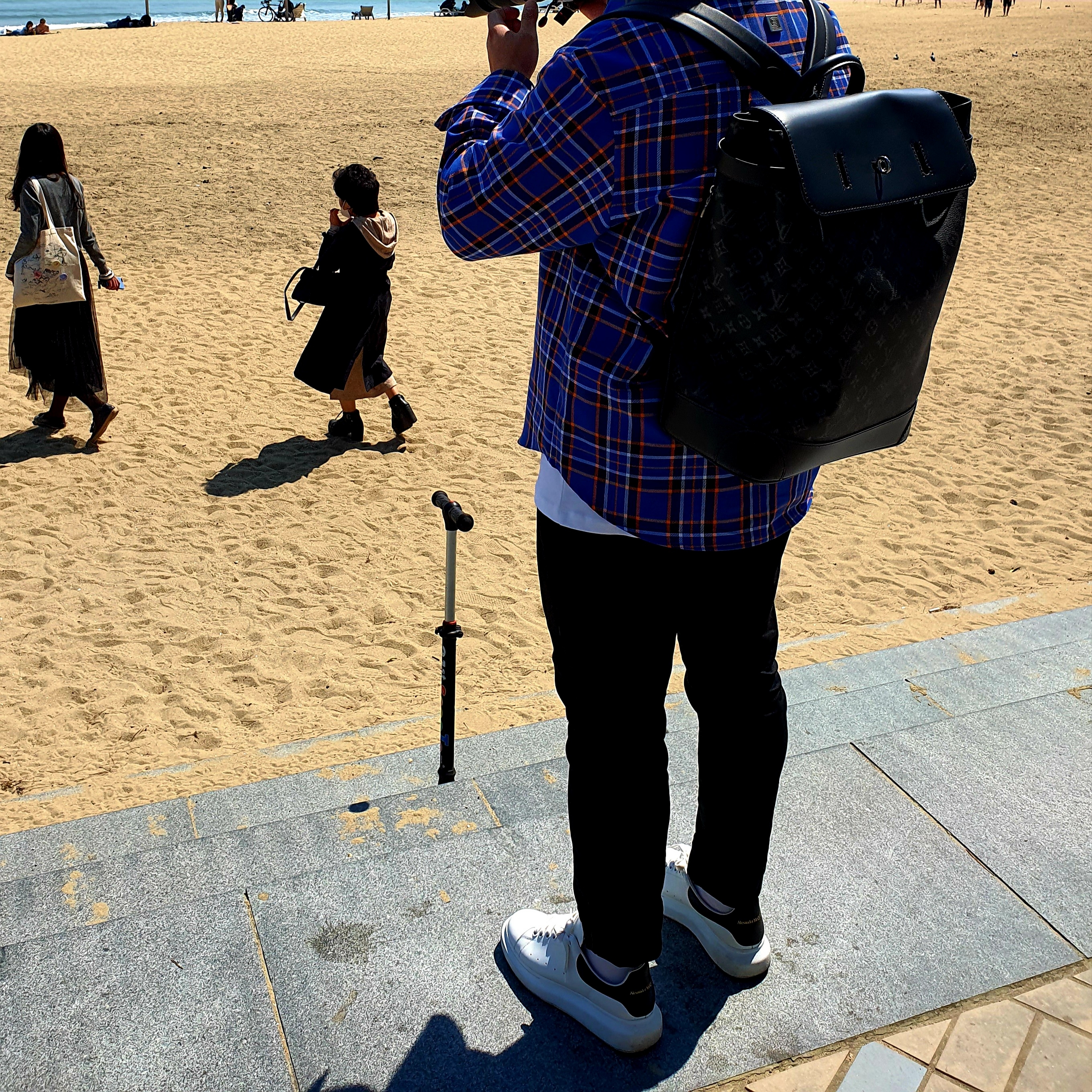 Louis Vuitton Steamer Backpack Monogram Eclipse 착용 스타일