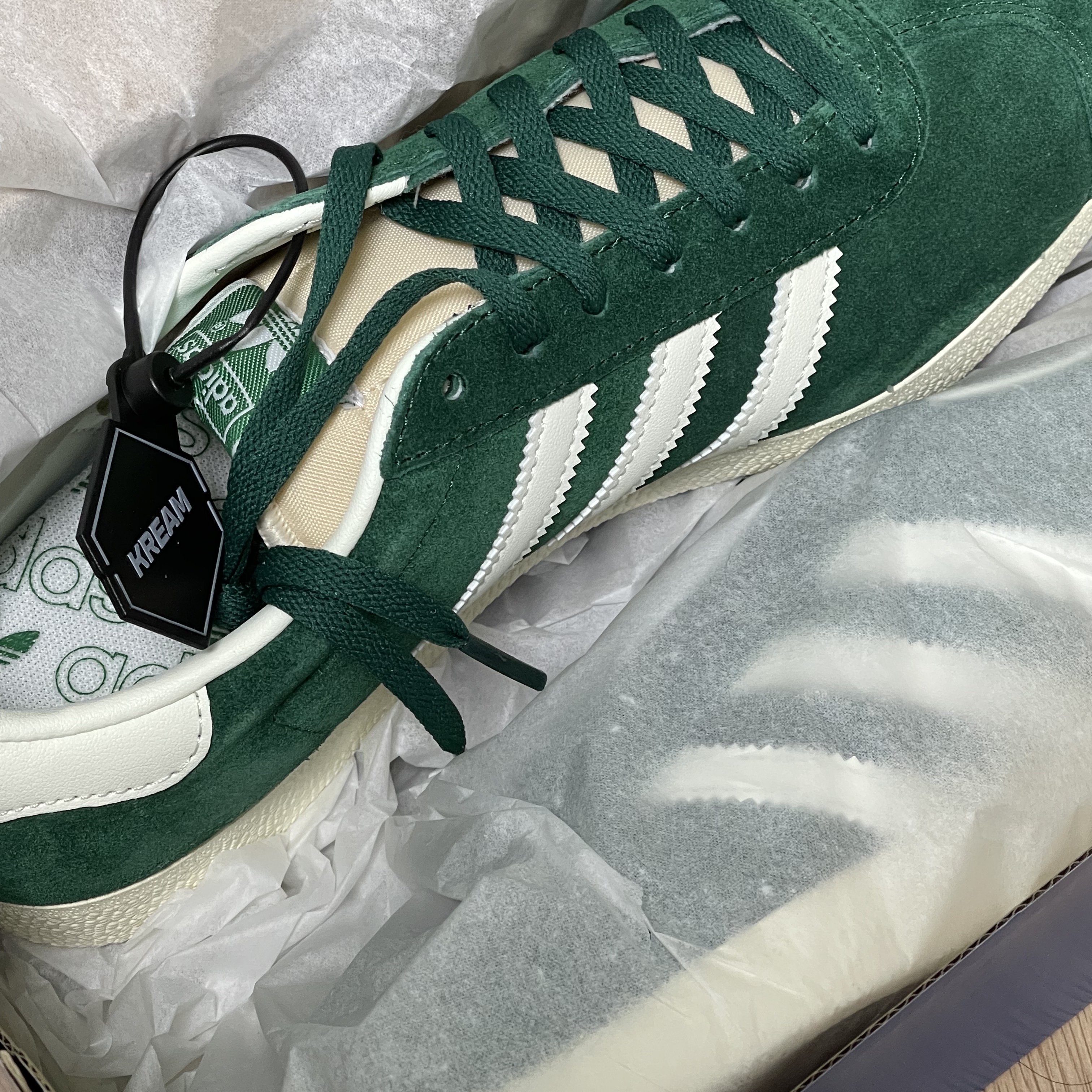 Adidas Gazelle Dark Green Cream White 착용 스타일 - 1