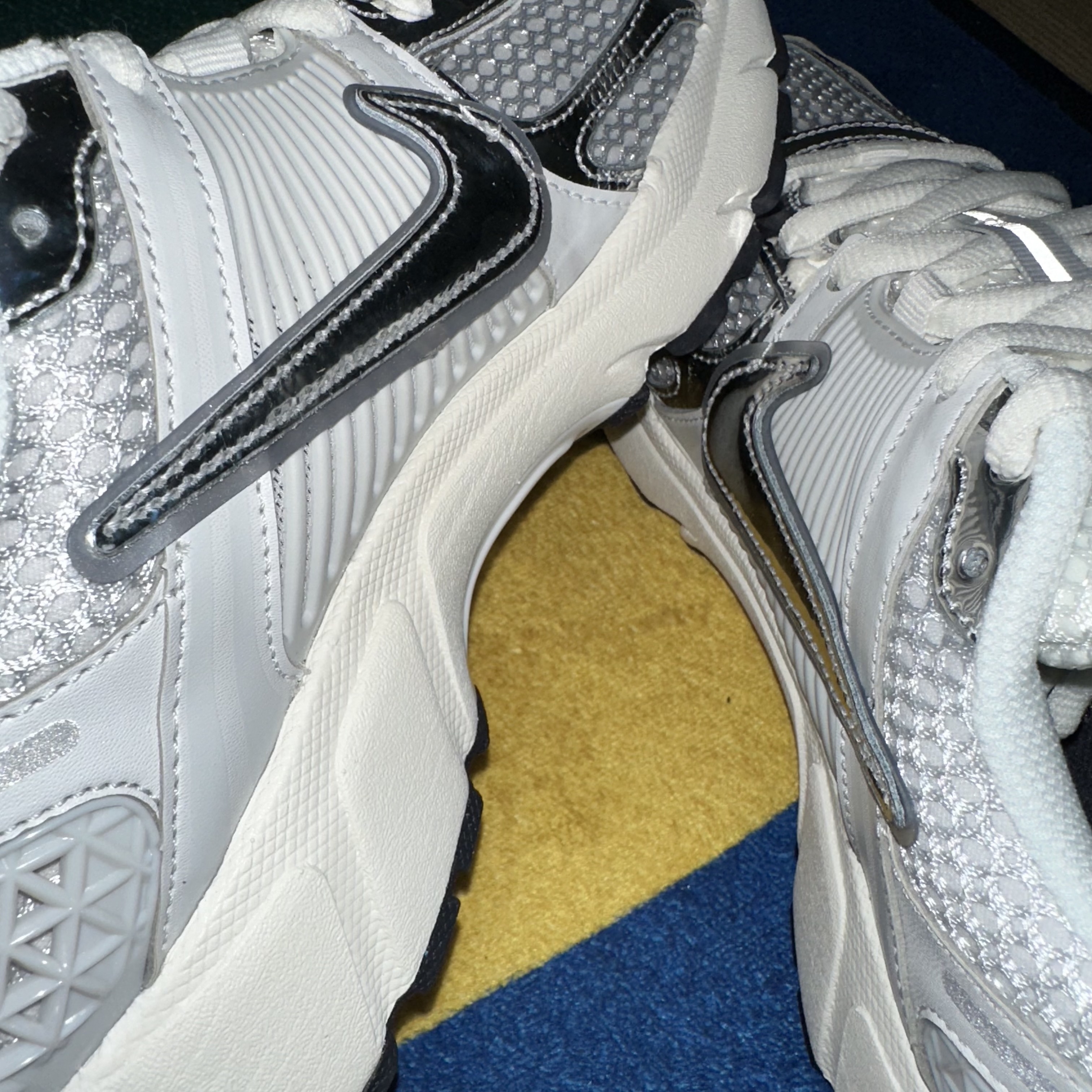 (W) Nike Zoom Vomero 5 Photon Dust and Metallic Silver 착용 스타일 - 1
