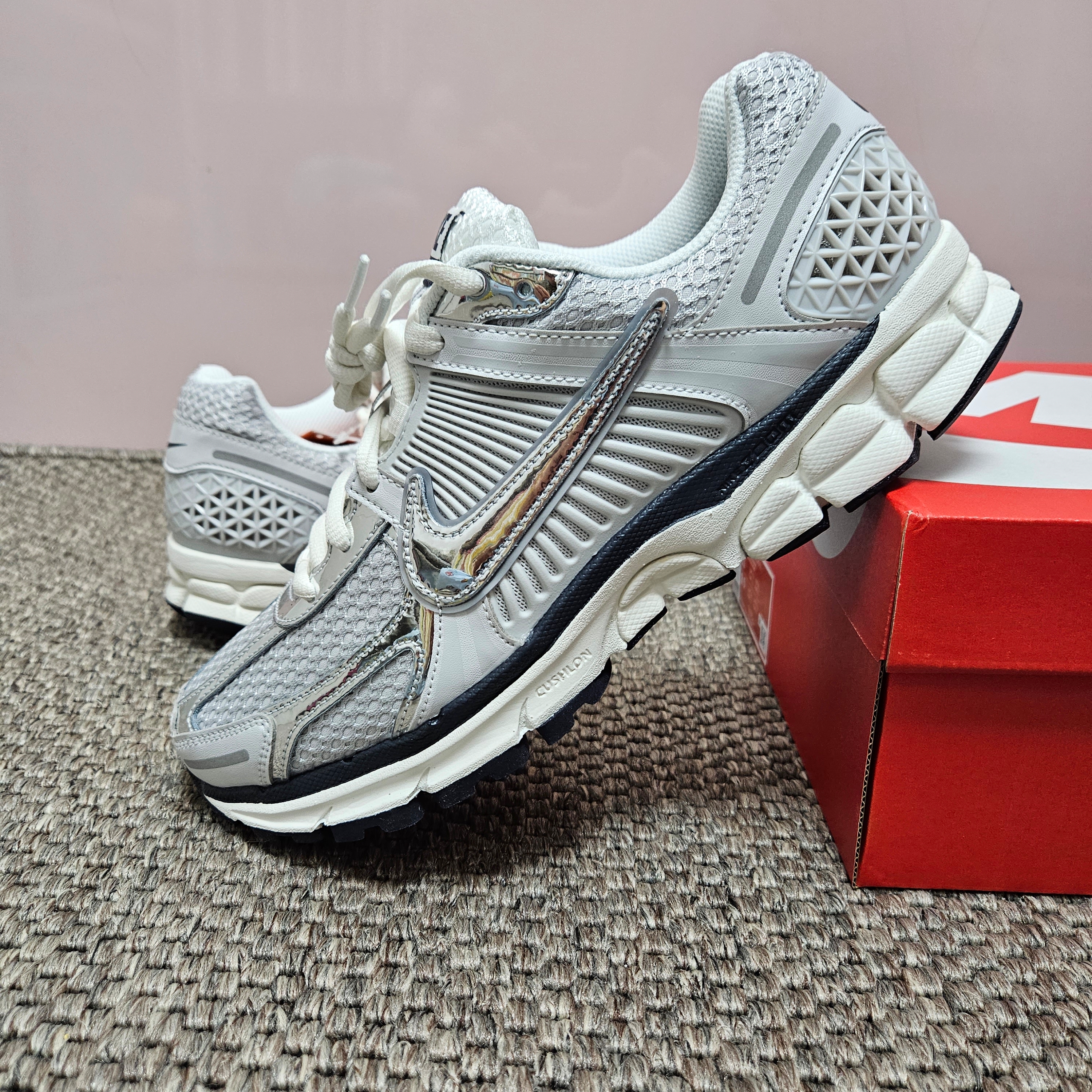 (W) Nike Zoom Vomero 5 Photon Dust and Metallic Silver 착용 스타일 - 1