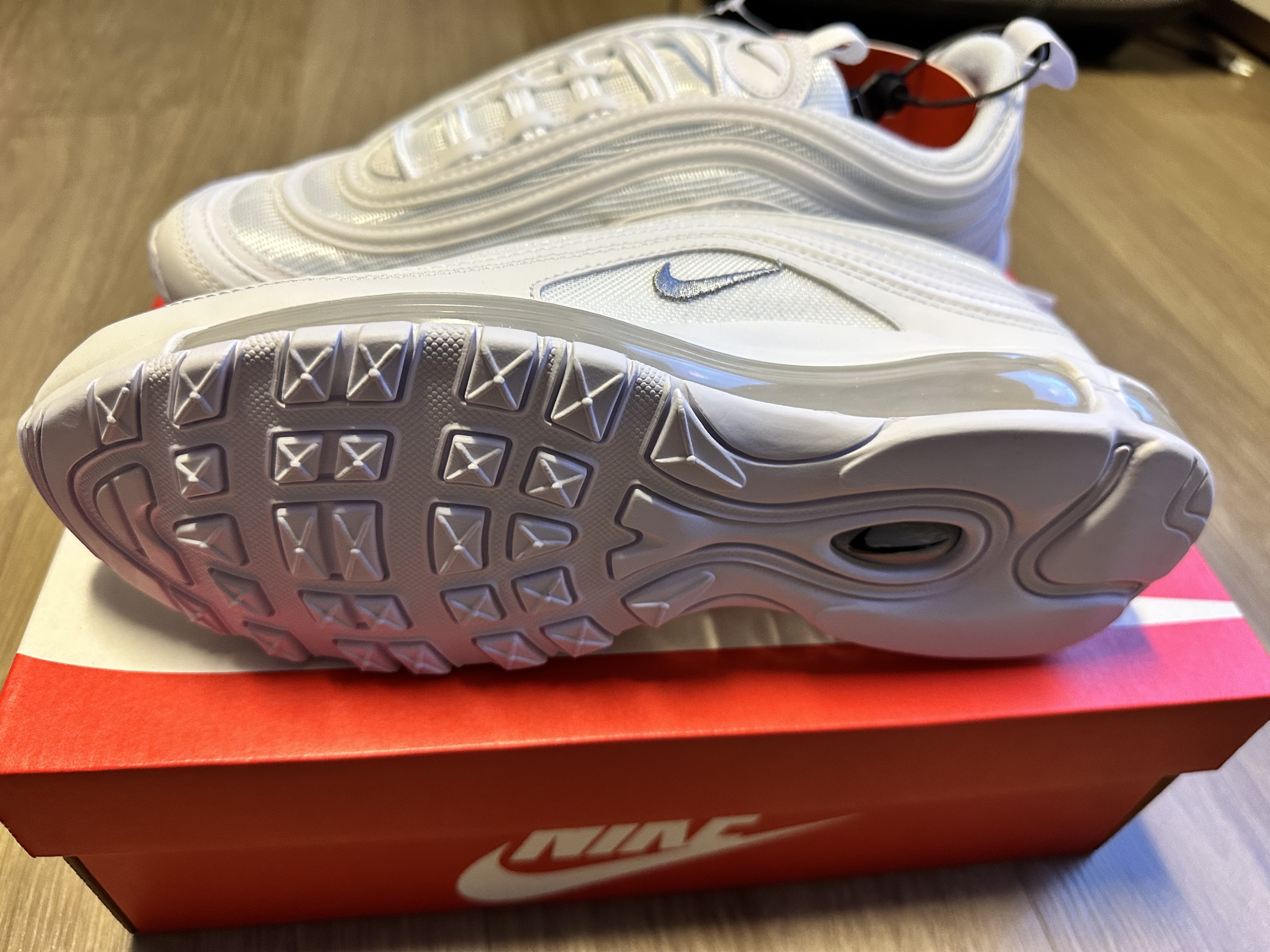 Nike Air Max 97 Triple White Wolf Grey 착용 스타일