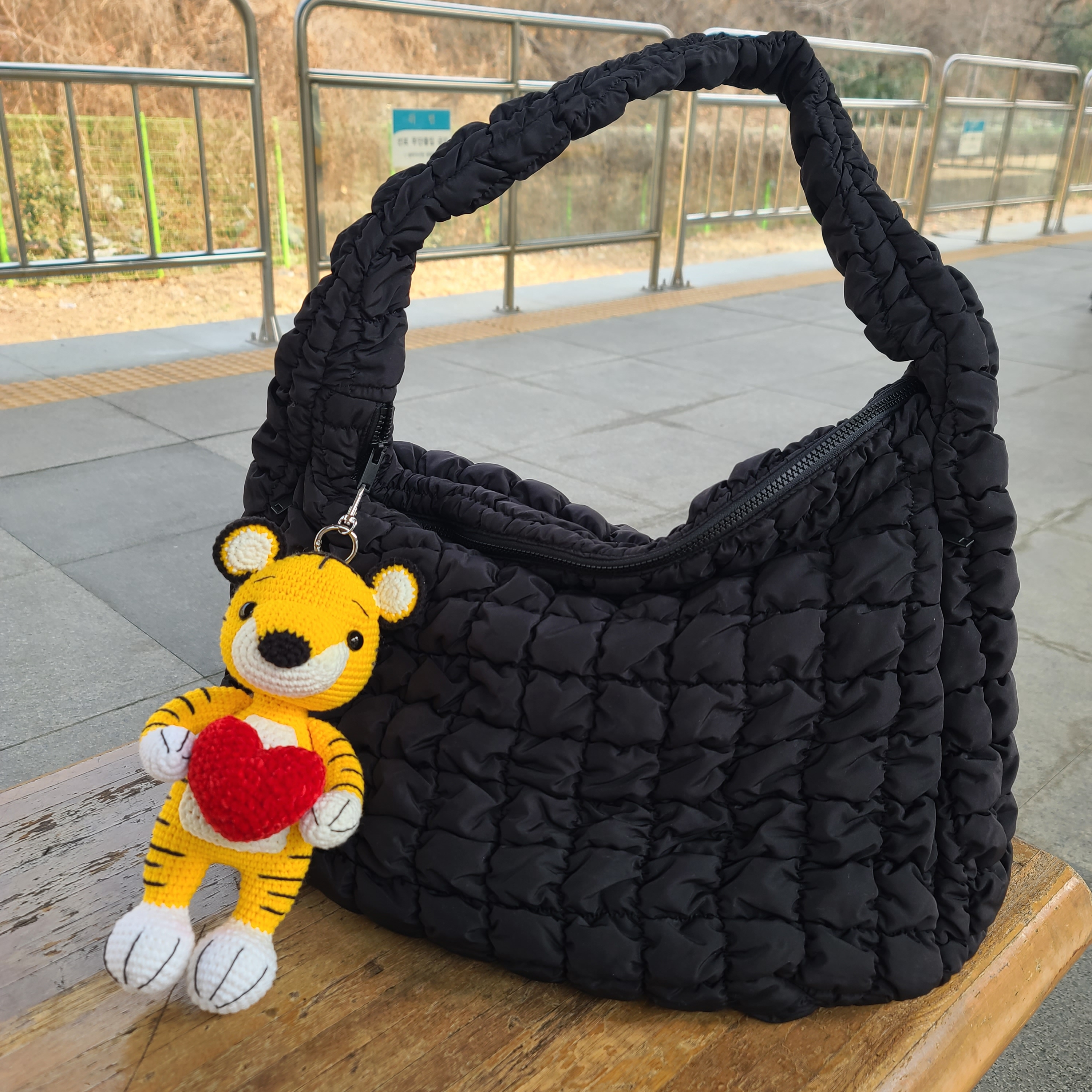 COS Quilted Oversized Shoulder Bag Black 착용 스타일