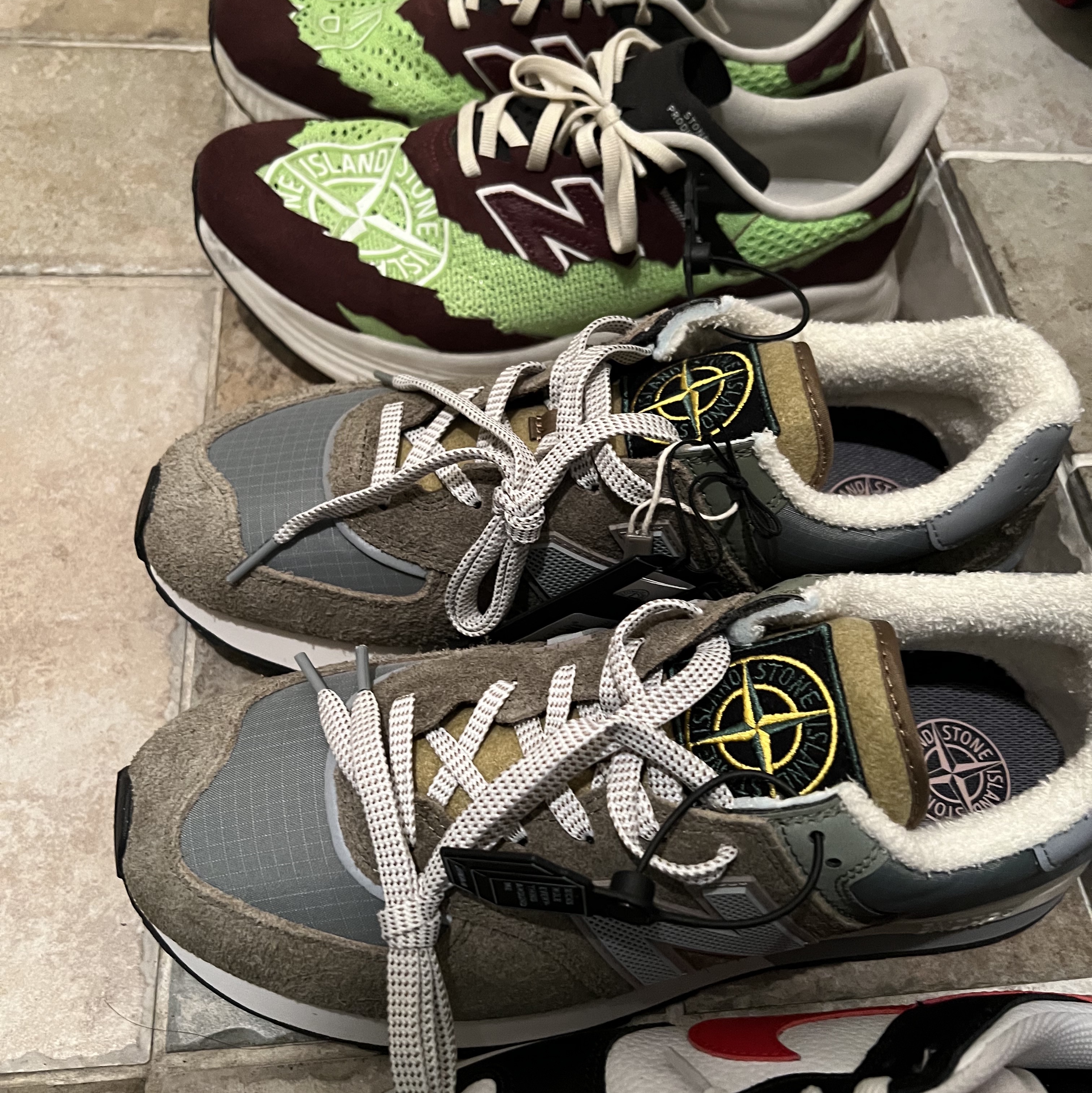 New Balance x Stone Island 574 Legacy Green 착용 스타일 - 2