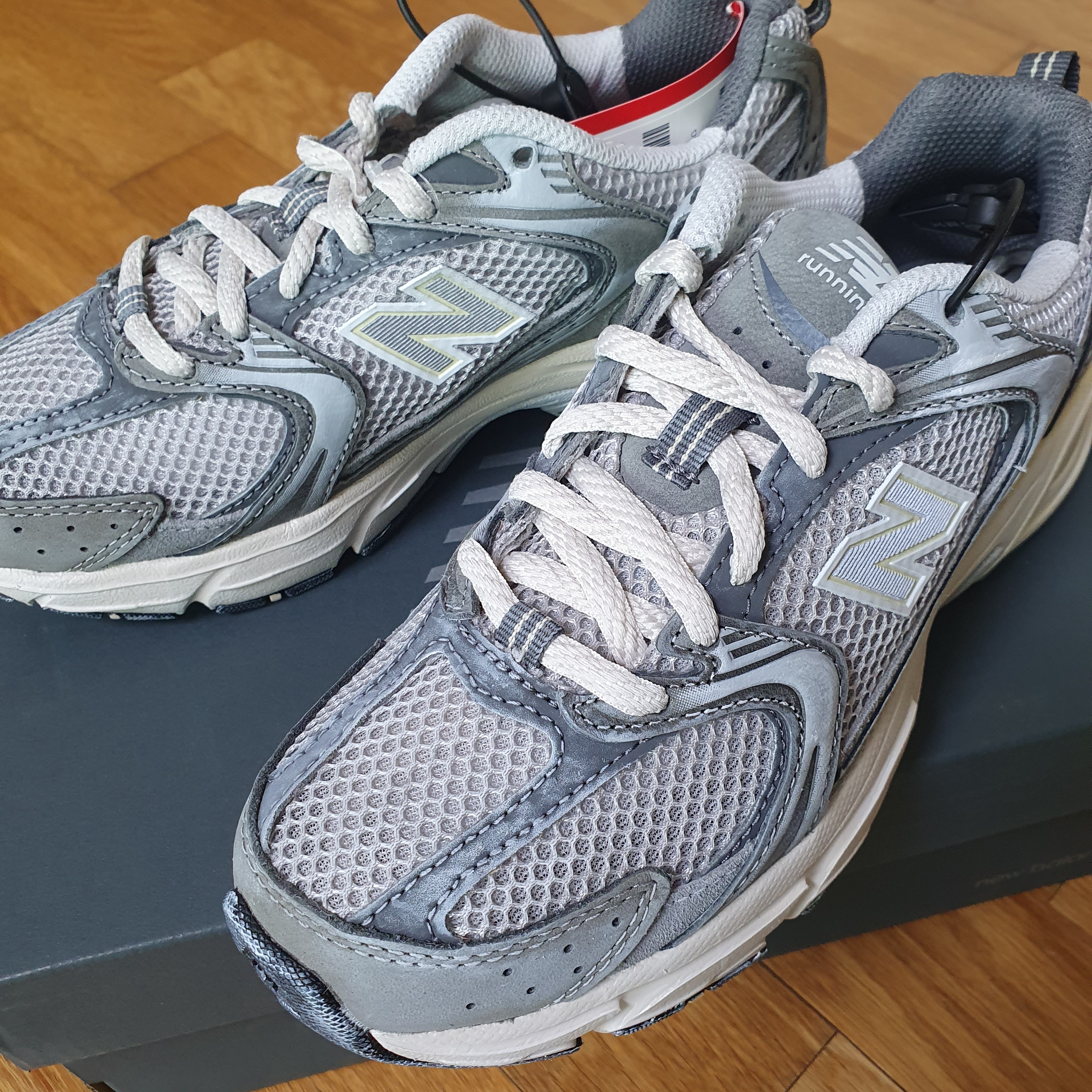 New Balance 530 Premium Vintage Grey Matter 착용 스타일
