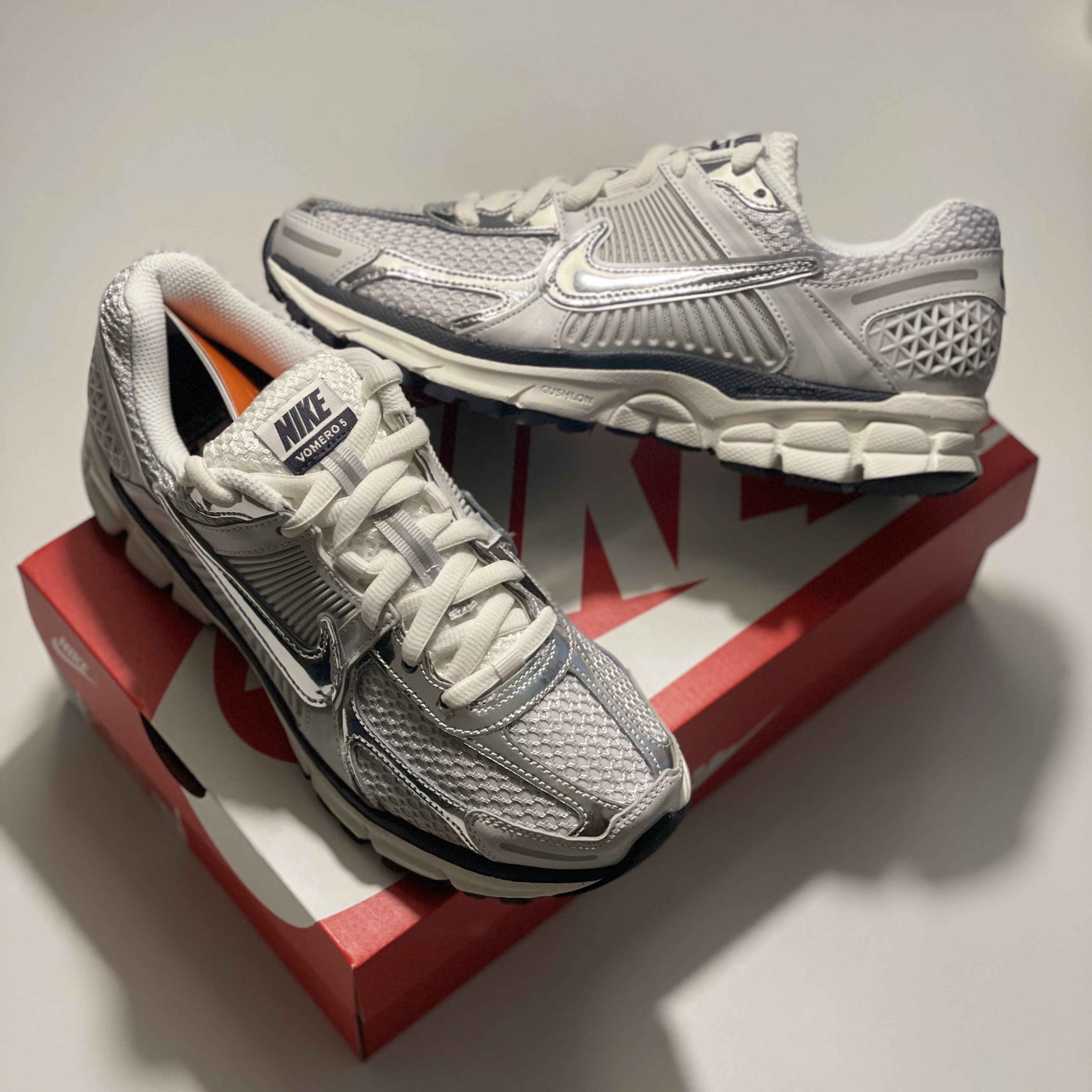 (W) Nike Zoom Vomero 5 Photon Dust and Metallic Silver 착용 스타일 - 1