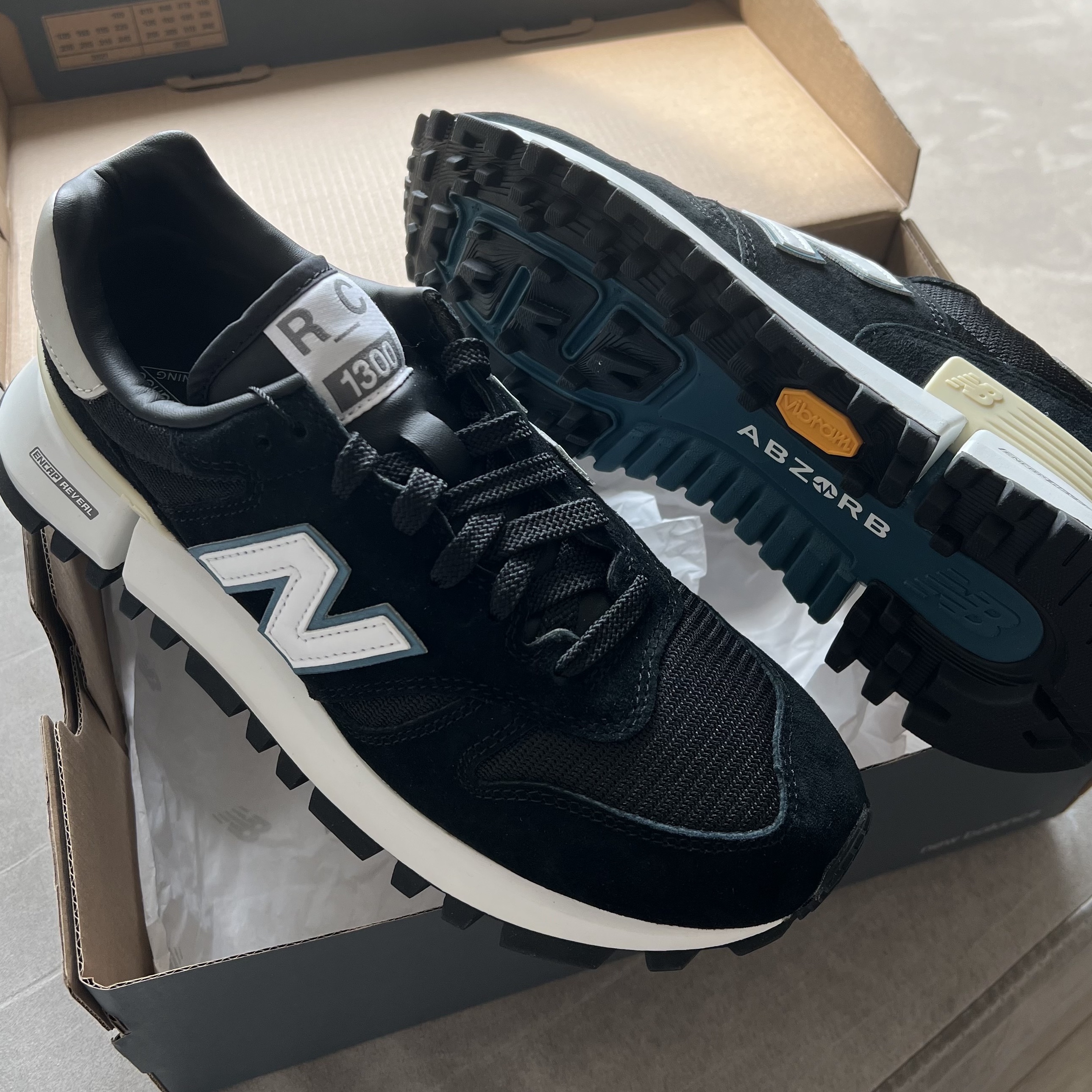 New Balance x Tokyo Design Studio R_C 1300 Black Mallard Blue 착용 스타일