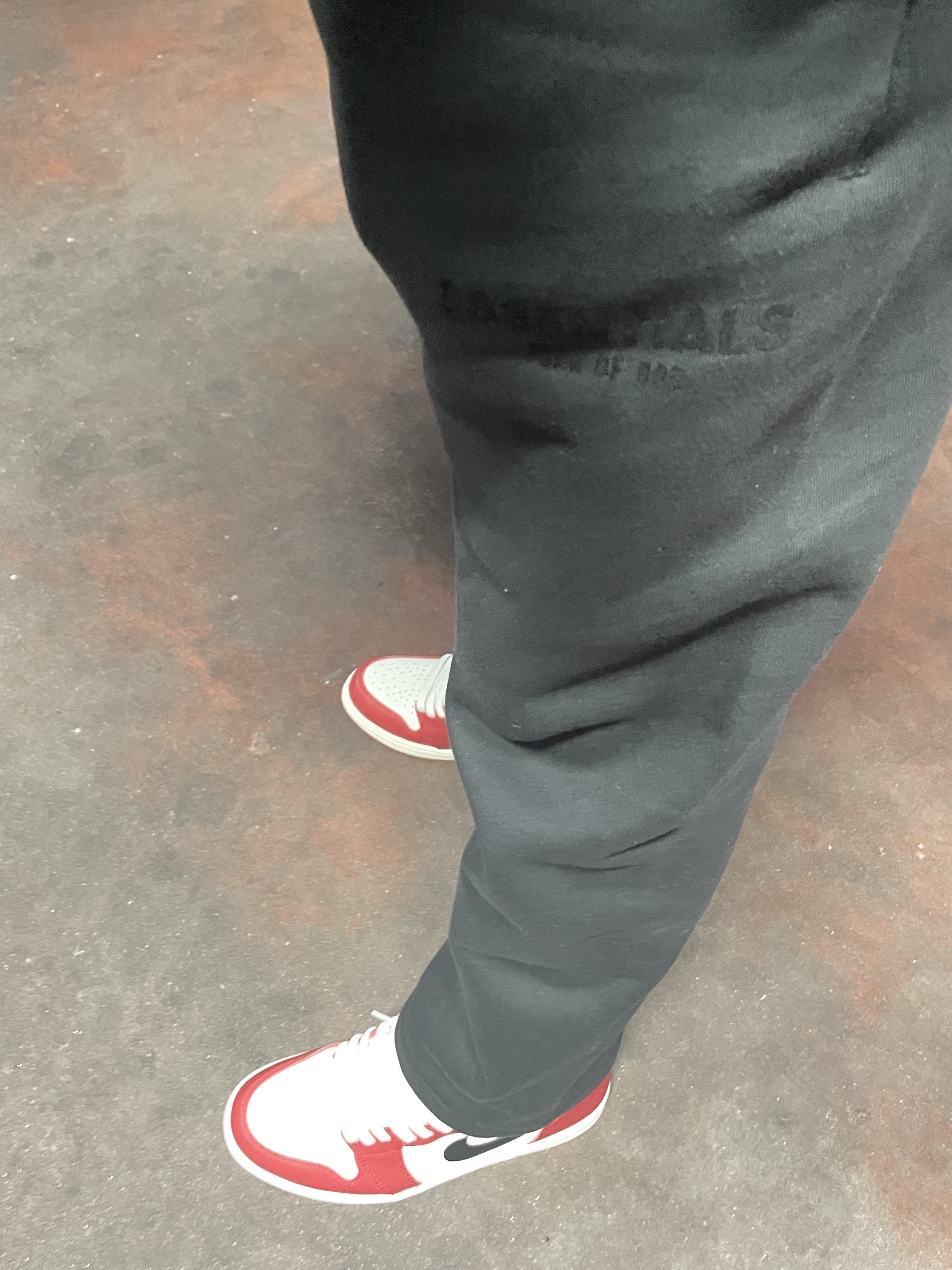 Essentials The Core Collection Relaxed Sweatpants Stretch Limo, Jordan 1 Retro High OG Chicago 2022 착용 스타일