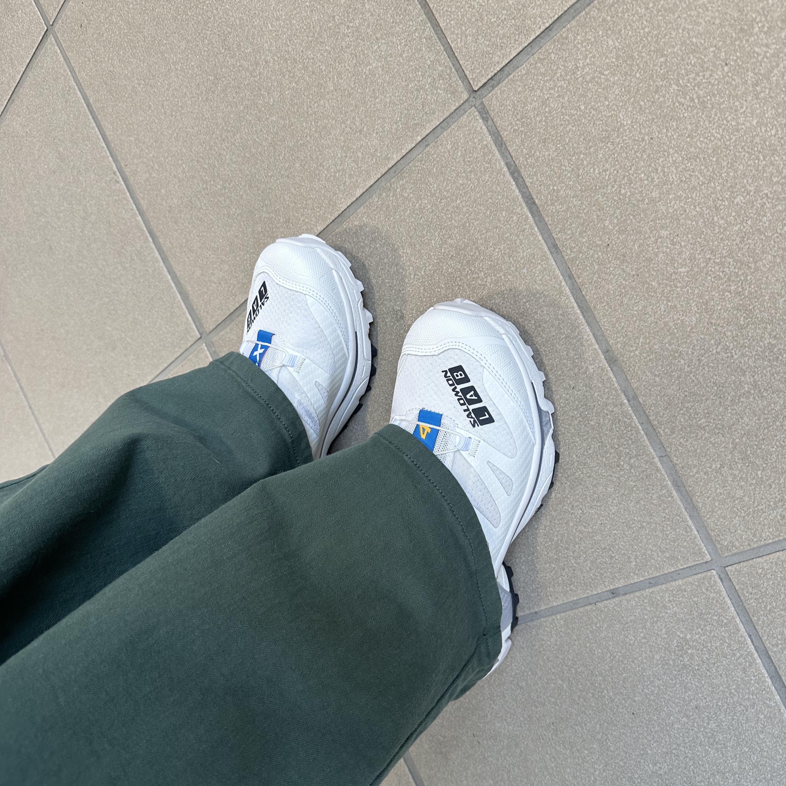 Salomon XT-4 White Lunar Rock 착용 스타일 - 2